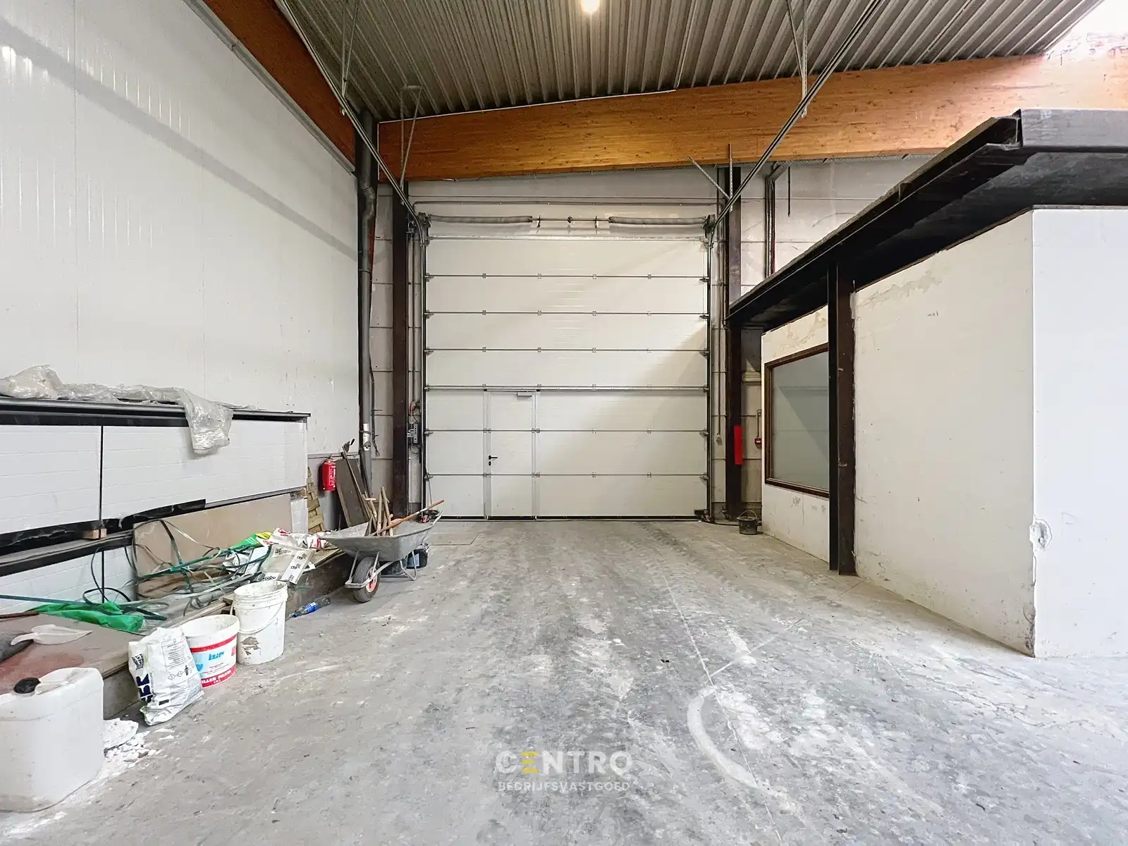 Instapklaar magazijn (± 700 m²) met automatische sectionaalpoort langs de N8 te Elverdinge (Ieper). Ambachten toegestaan ! foto 5