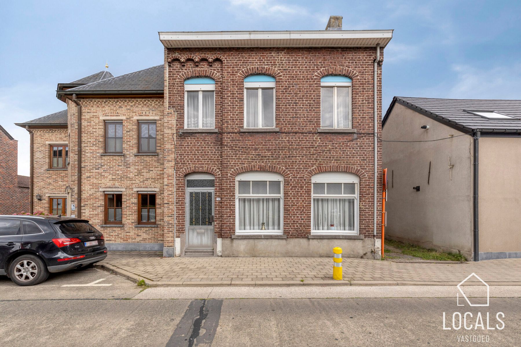 Goed gelegen HOB met tuin, garages, 3 slaapkamers en zolder foto 2