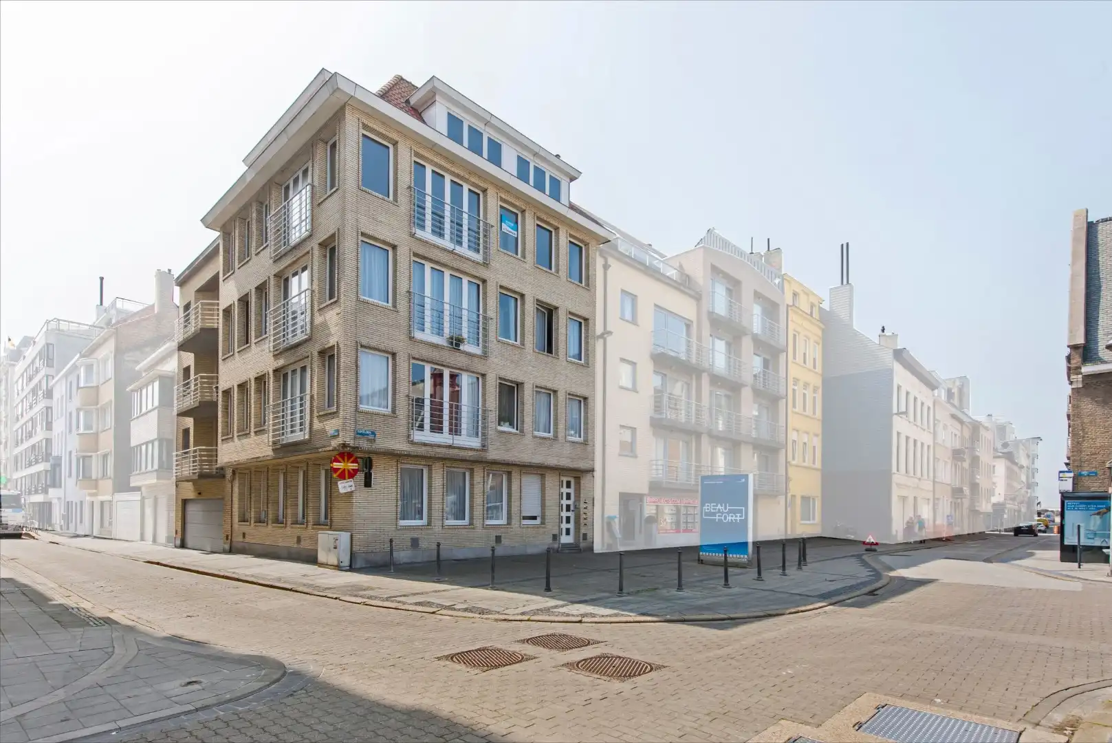 Opbrengsteigendom te koop in het centrum van Oostende met 5 vergunde appartementen foto {{pictureIndex}}