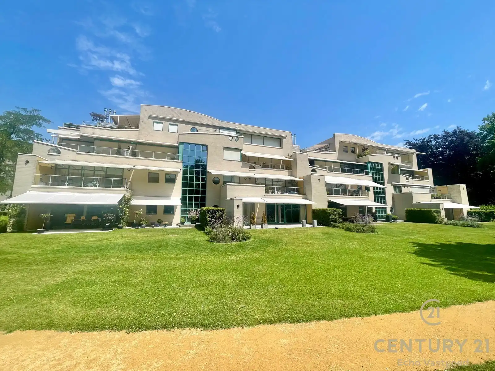 Gelijkvloers appartement in het park Residentie “De Dennen” foto {{pictureIndex}}