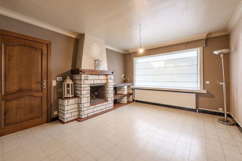 Te renoveren, rustige gelegen halfopen woning met 3 slaapkamers, garage en tuin te koop in Sint-Baafs-Vijve! foto 4