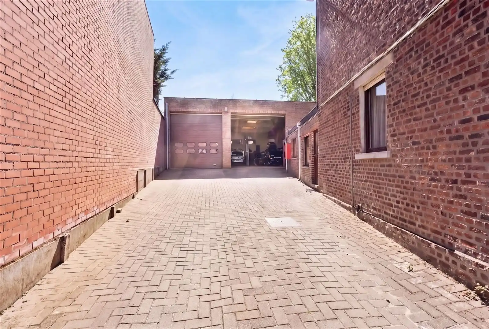 Woning met grote atelier(+/-205m²) te centrum Dworp foto 3
