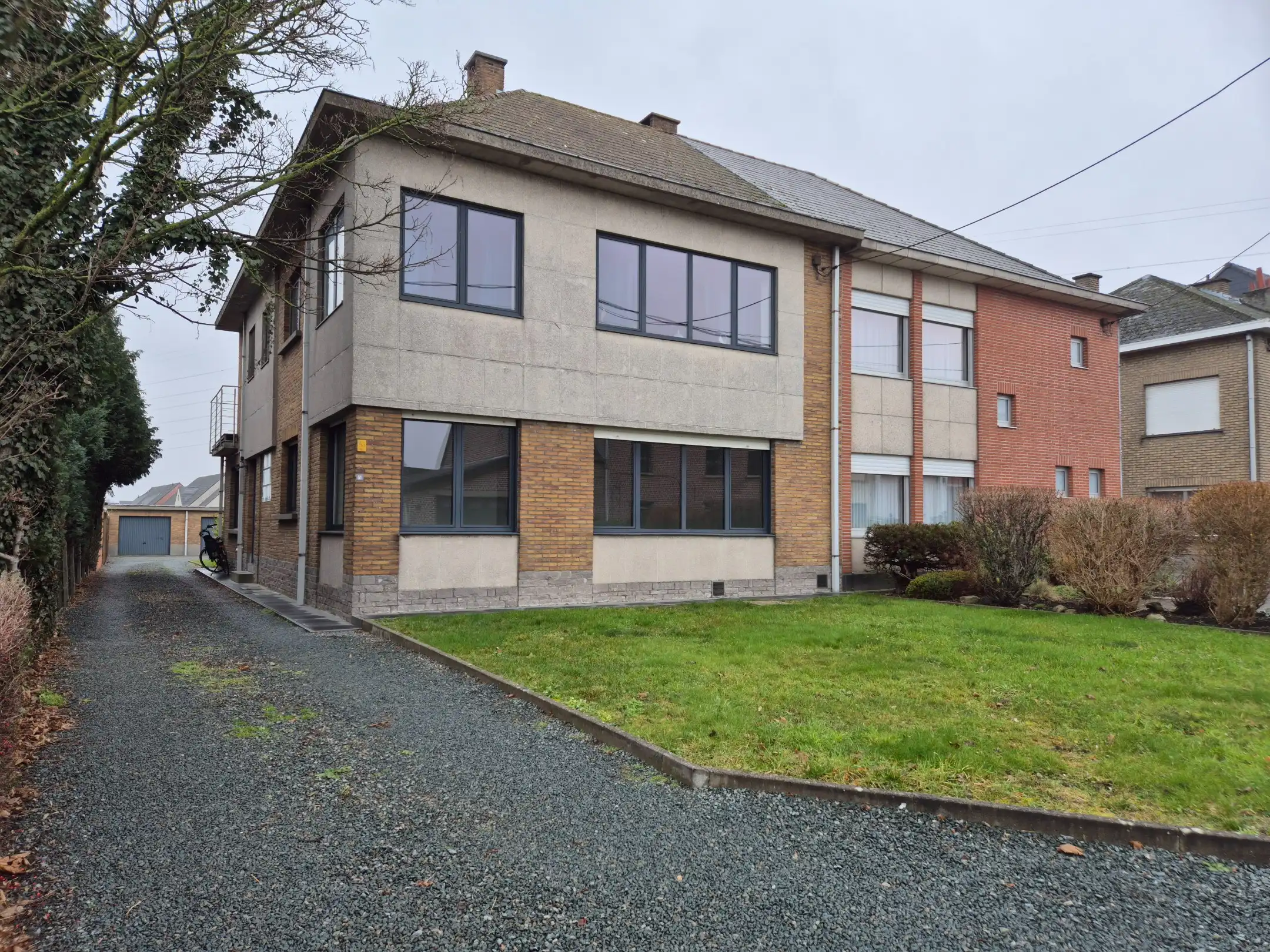 Gelijkvloers appartement met groot terras, tuin en garage. foto {{pictureIndex}}