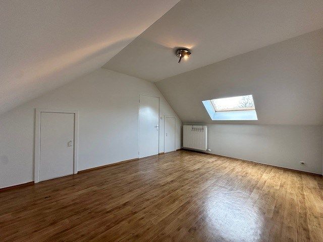 Een nette, comfortabele  gezinswoning met 3 slaapkamers, garage en tuin. foto 15