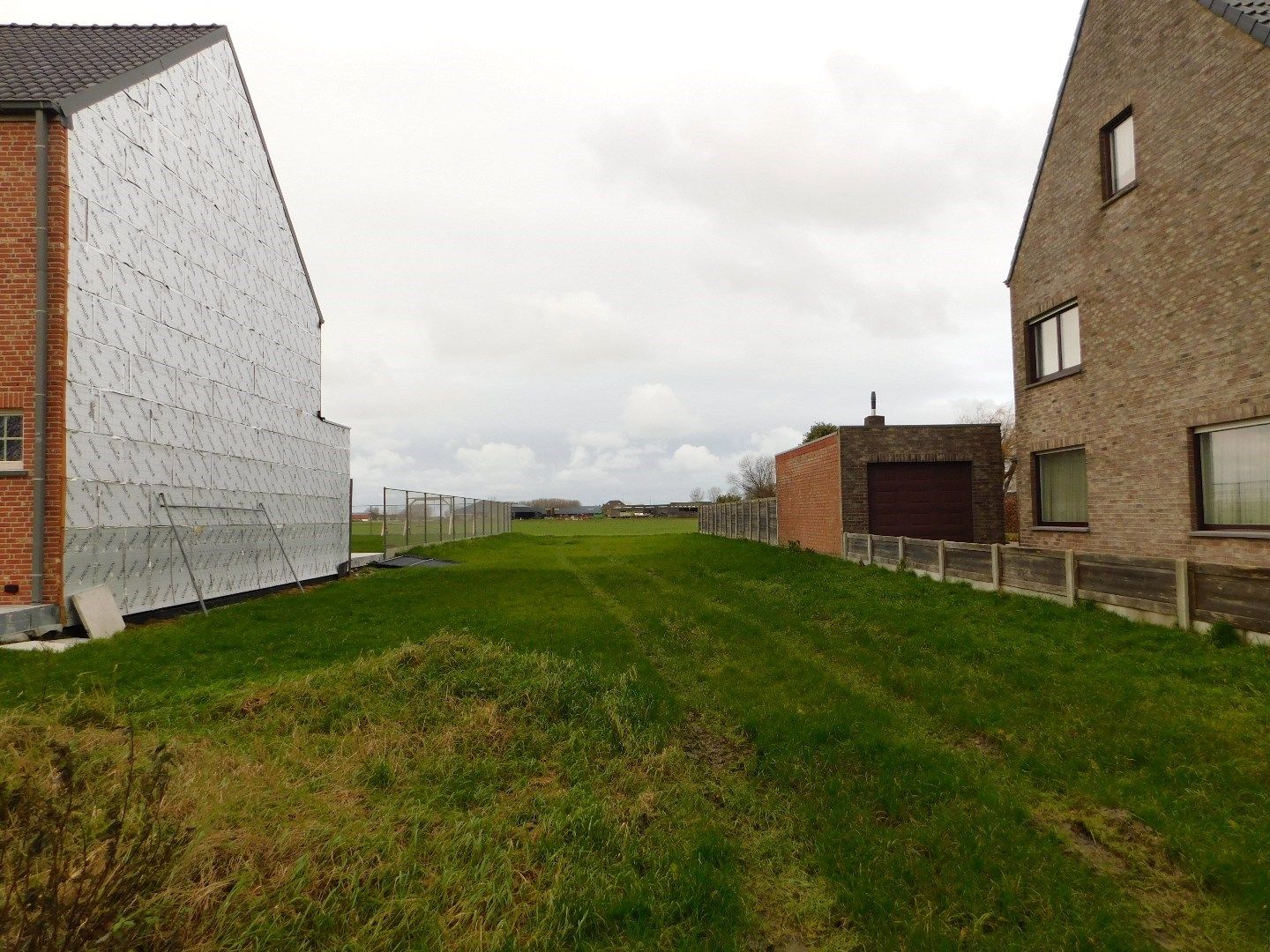 Vlot bereikbaar perceel voor halfopen bebouwing te Leffinge. foto 4