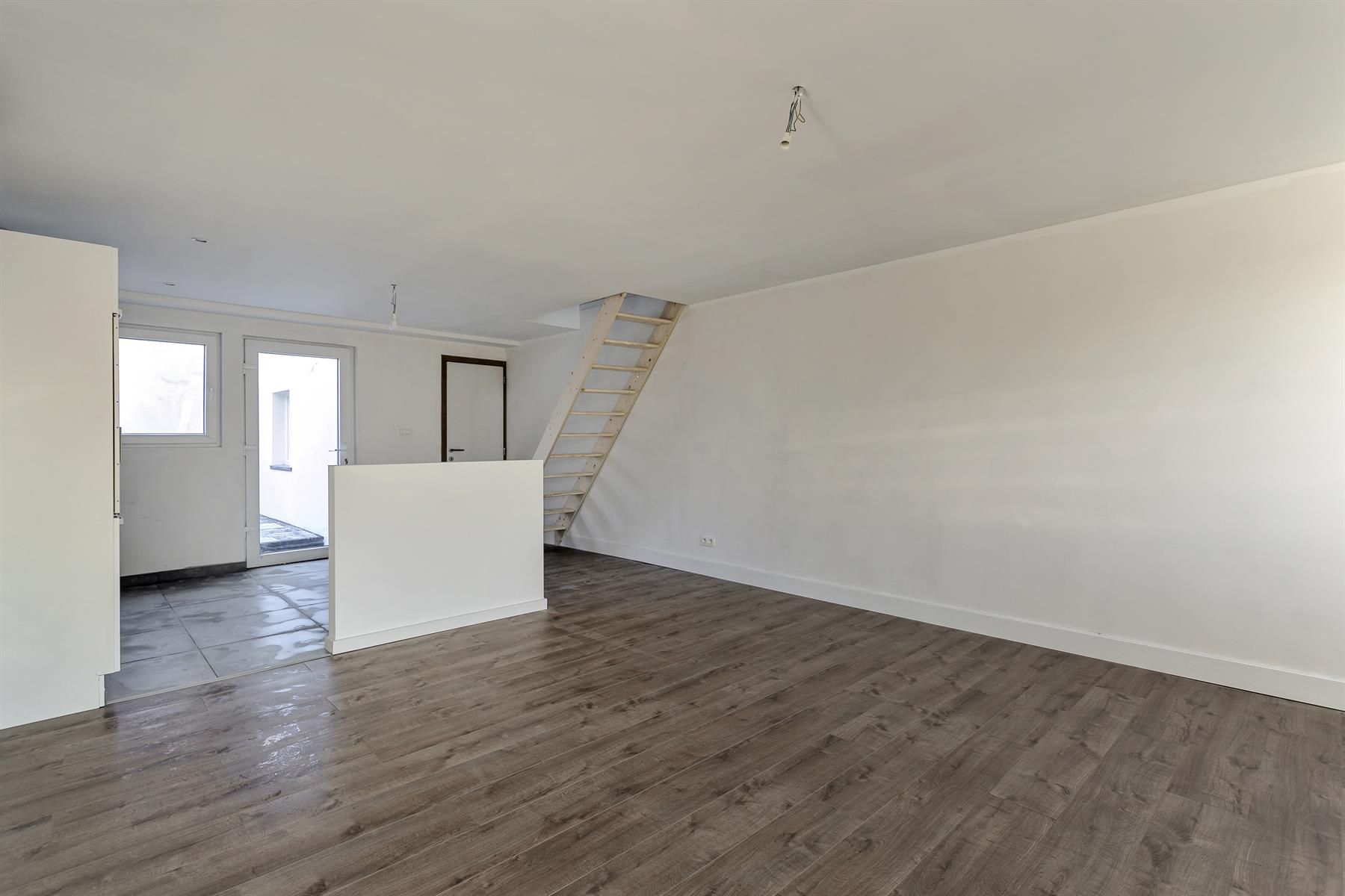Totaal gerenoveerde woning met koer en voortuin. foto 5