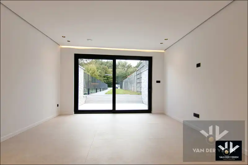 Volledig gerenoveerde, instapklare en energiezuinige rijwoning met 4 slaapkamers, 2 badkamers, zonnig terras, omheinde tuin en toegang achteraan net buiten de Grote Ring van Hasselt. foto 4