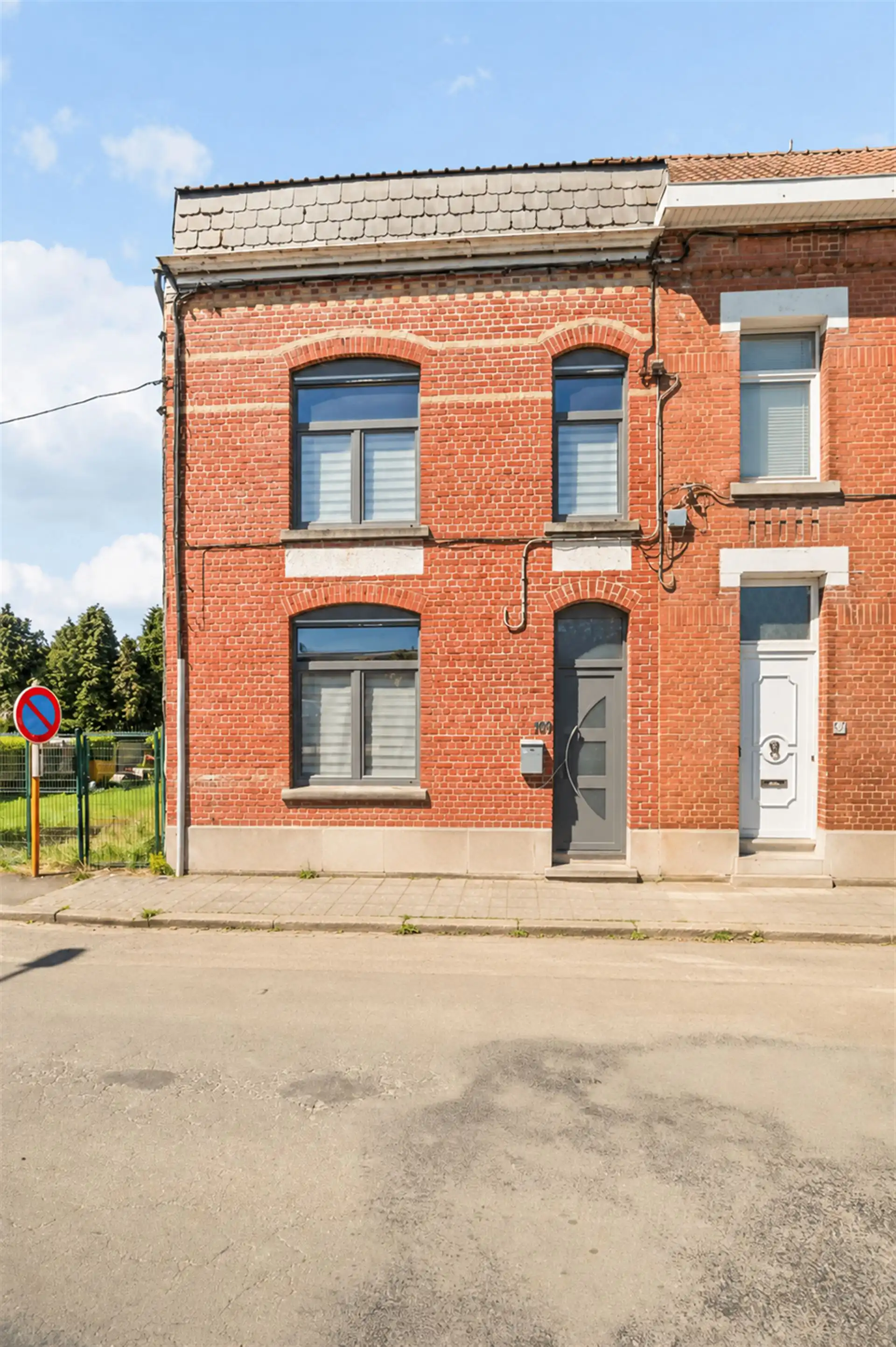3-gevelwoning met grote tuin, dicht bij alle voorzieningen! foto {{pictureIndex}}