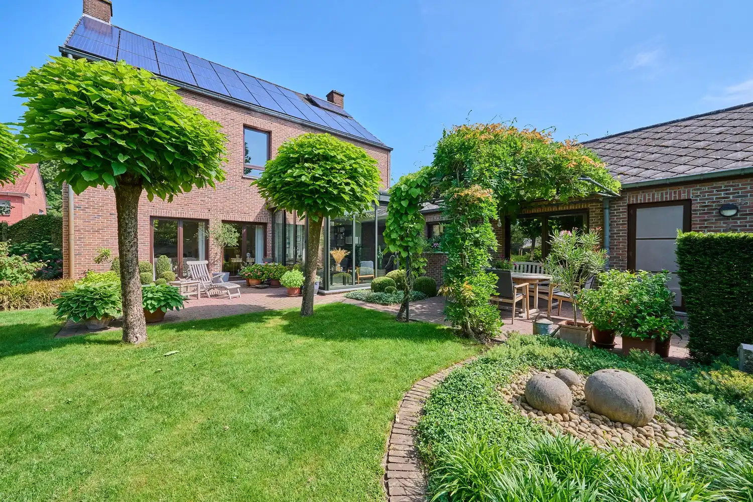 Karaktervolle woning met praktijkruimte,  4 slaapkamers en zuidgerichte tuin foto 2