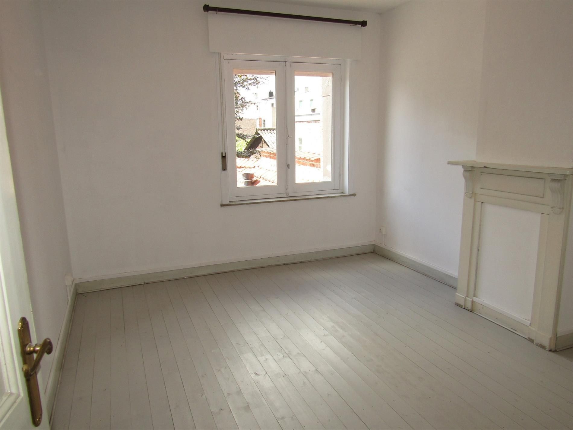 Stadswoning met 3 slpk en tuintje te koop op zeer goede locatiein Kortrijk. foto 9