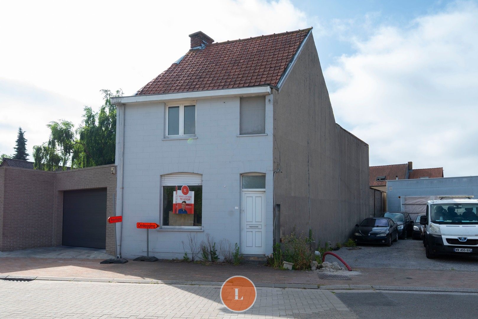 Te renoveren woning in Wevelgem te koop foto {{pictureIndex}}