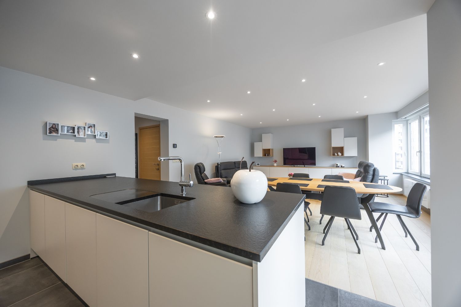 Gerenoveerd 2-slaapkamer appartement met inpandige garage in hartje Oostende foto 11