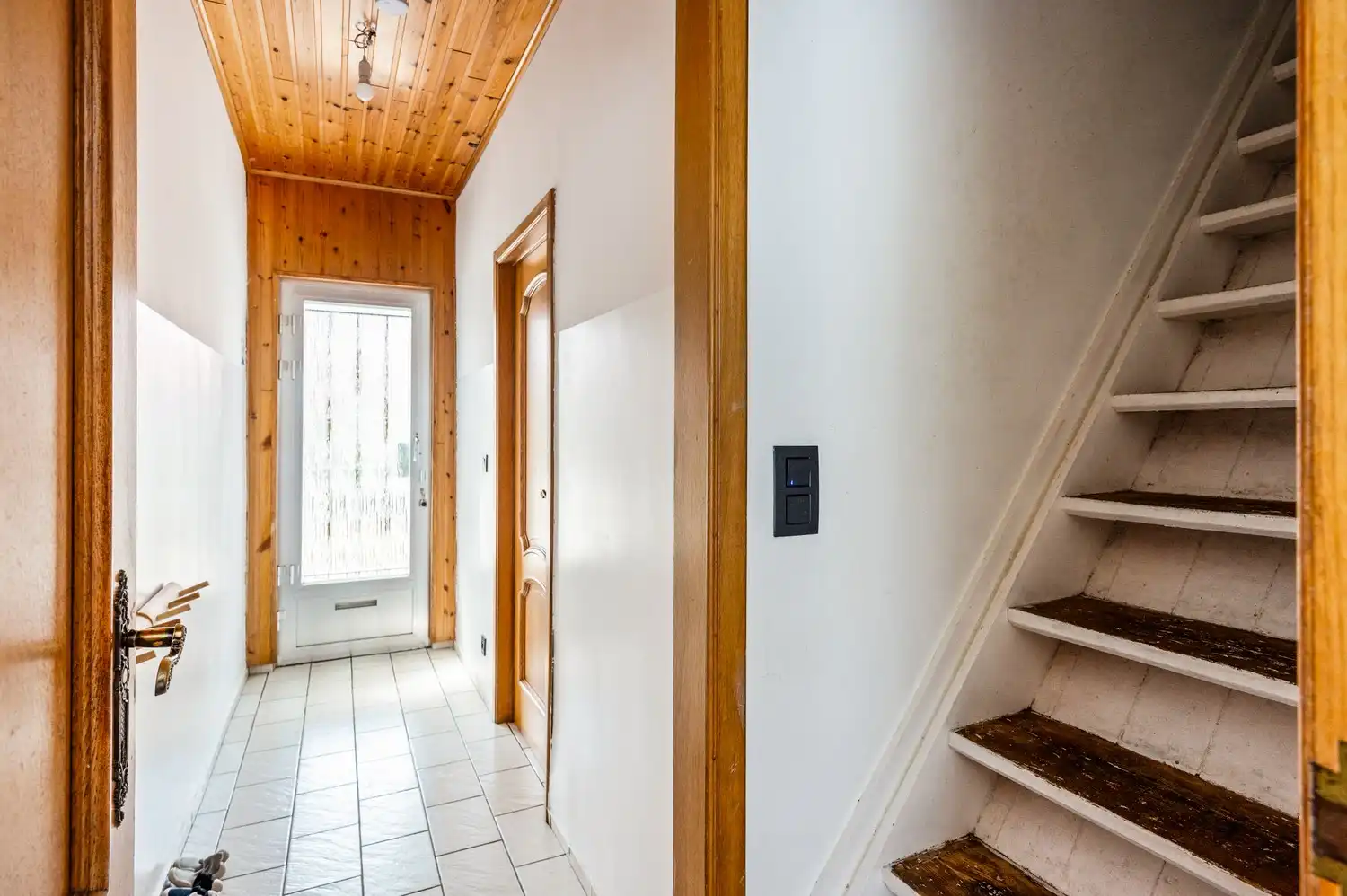 Te renoveren woning met veel potentieel in Ranst! foto 2