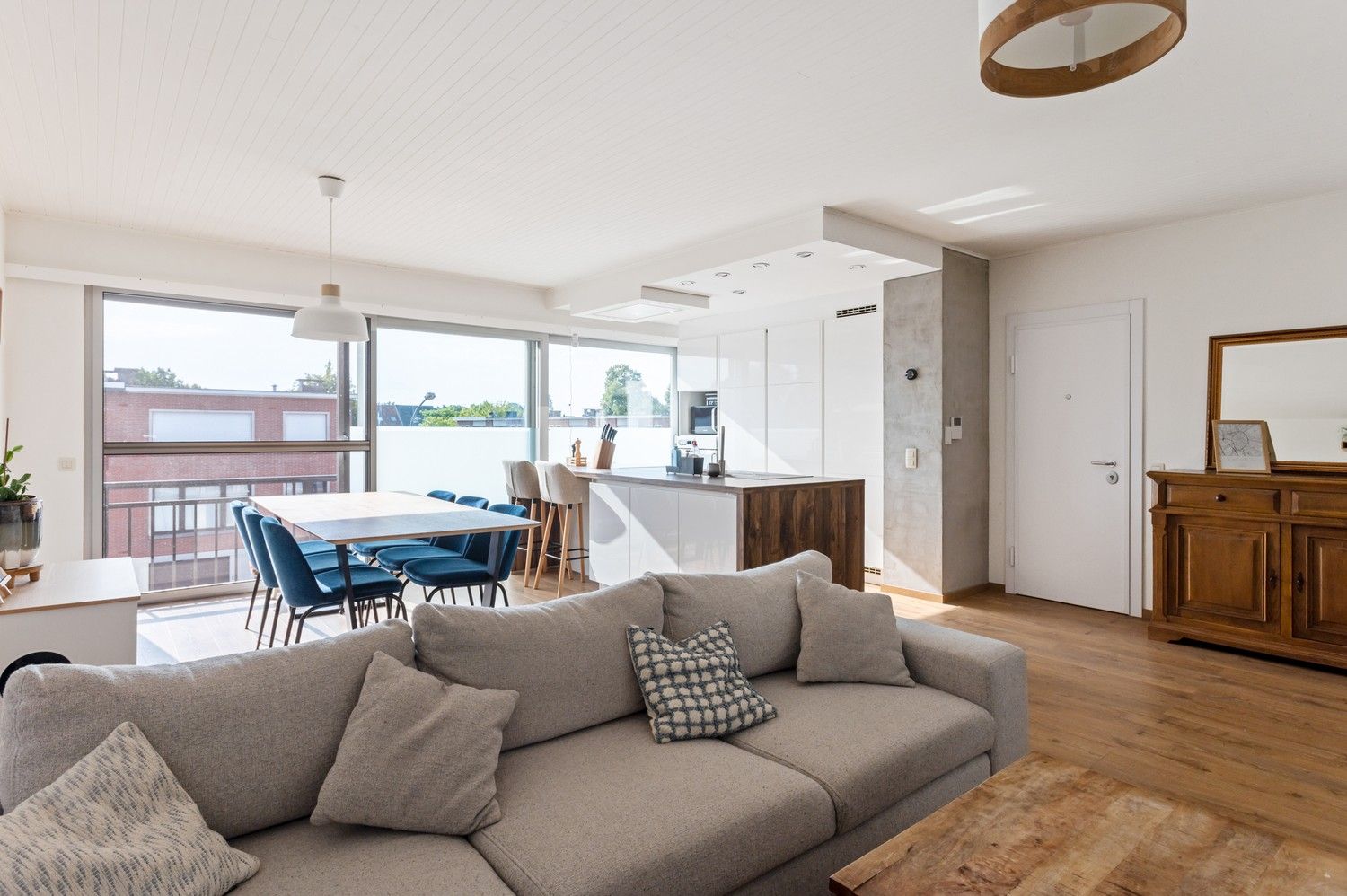 Instapklaar appartement met 2 slaapkamers en terras in centrum Wommelgem! foto {{pictureIndex}}