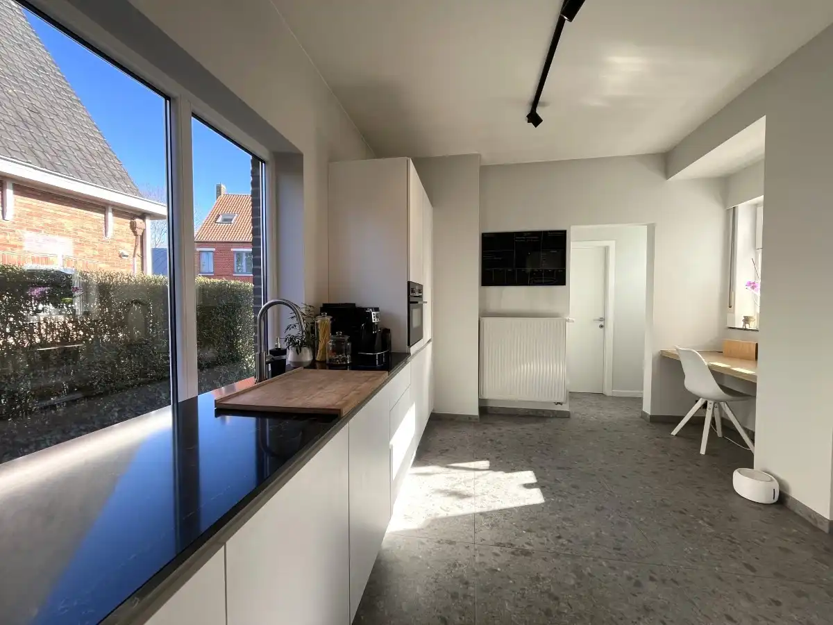 Izegem - Volledig gerenoveerde open bebouwing met zonnige tuin foto 6