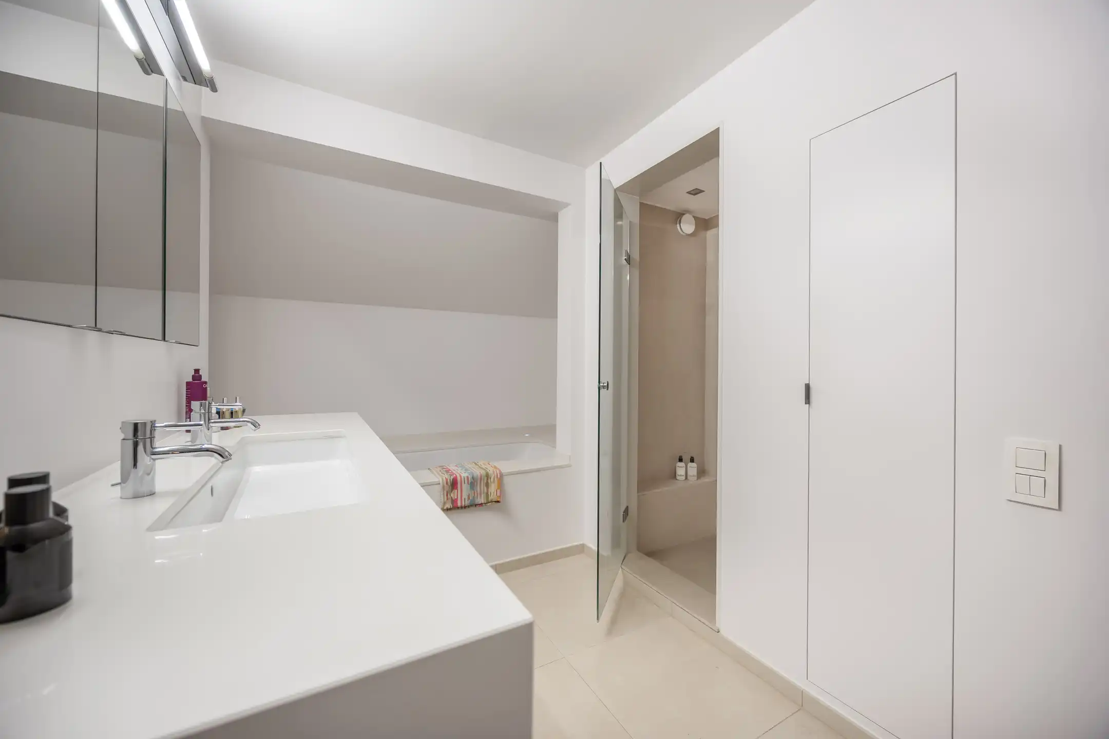 Karakterwoning met brutalistische gevel  in Hof ter Linden foto 26