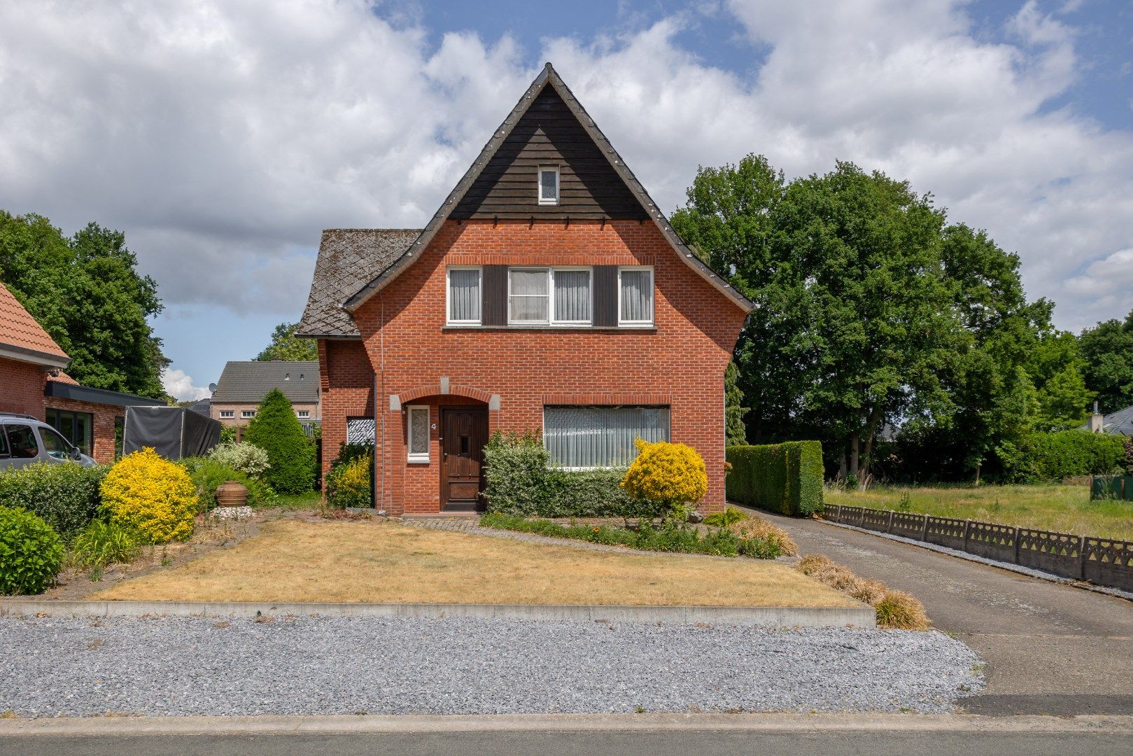 Hoofdfoto van de publicatie: Deze ruime, te renoveren woning wordt verkocht.