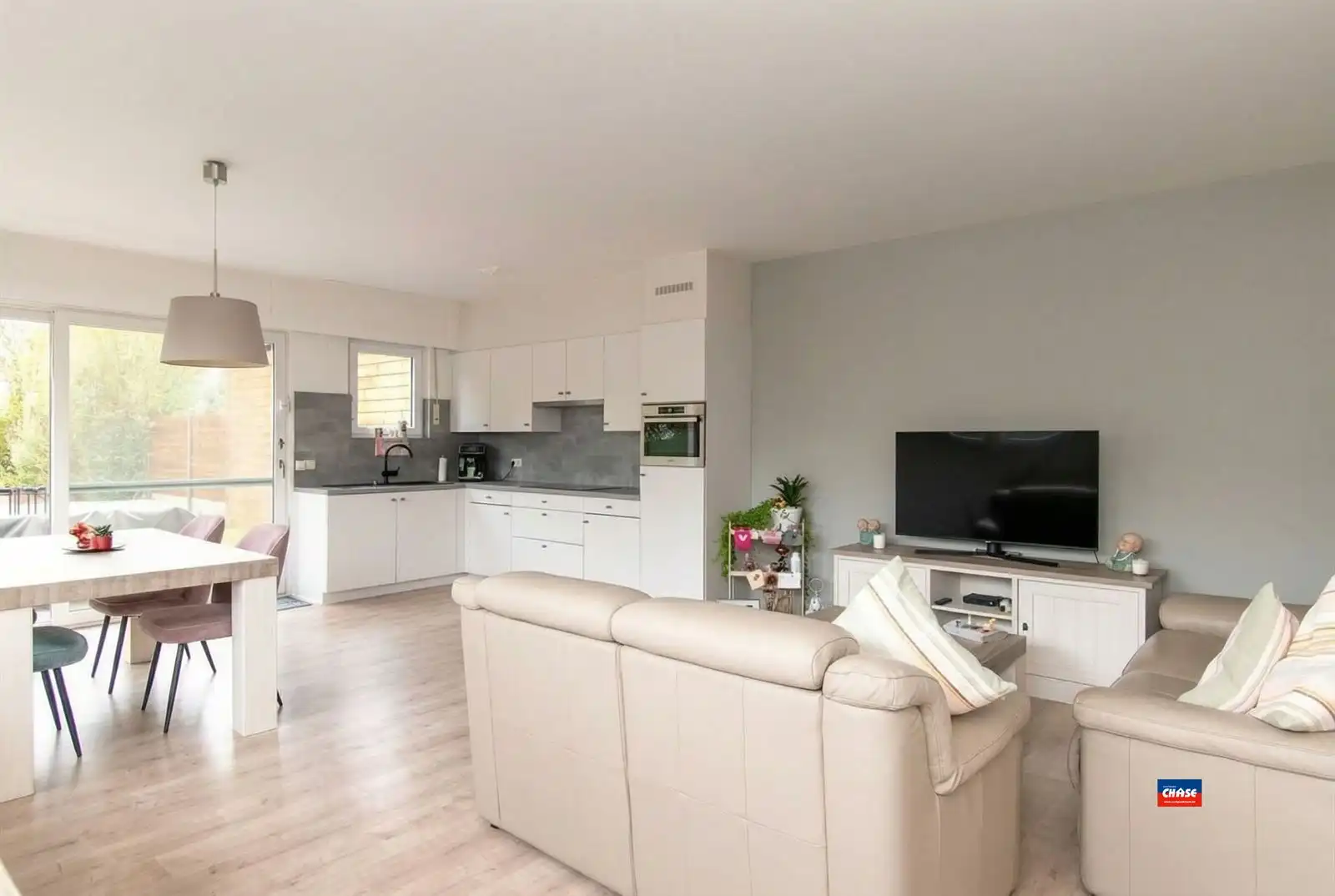 Halfopen gezinswoning met 3 slaapkamers, grote tuin én garage foto 4