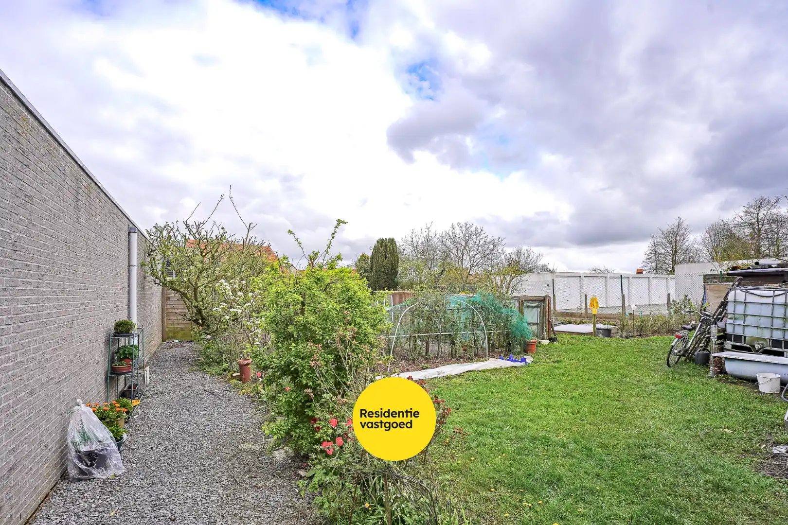 Recent appartement met privatieve tuin (346m²)  en ruim terras (40m²) in het centrum van Woumen! foto 15