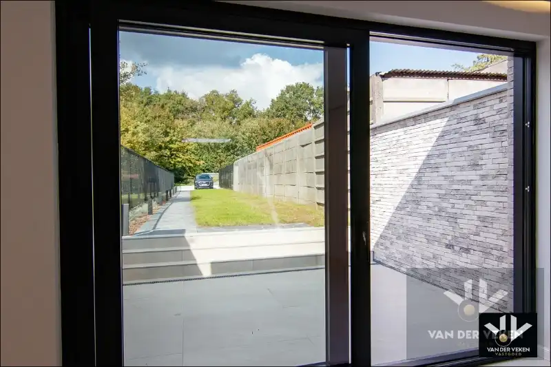 Volledig gerenoveerde, instapklare en energiezuinige rijwoning met 4 slaapkamers, 2 badkamers, zonnig terras, omheinde tuin en toegang achteraan net buiten de Grote Ring van Hasselt. foto 5