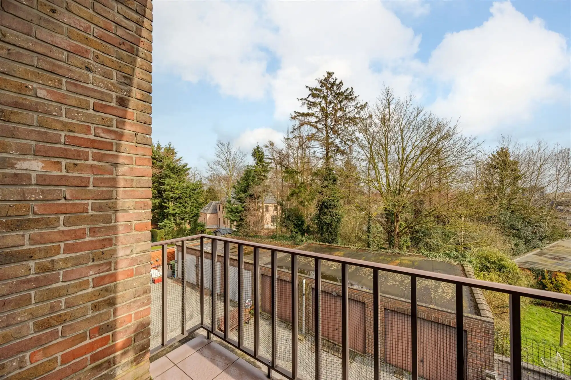 Instapklaar appartement met terras en garage foto 16