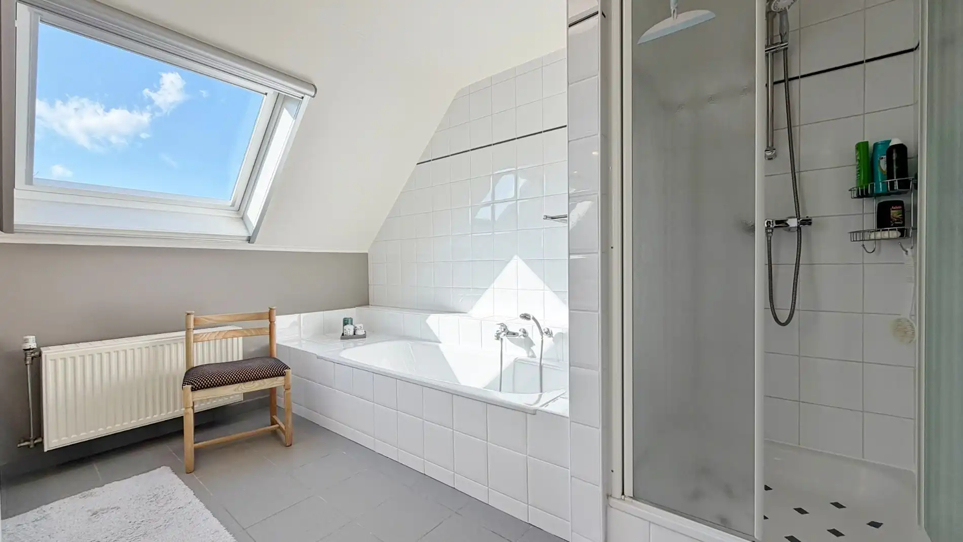 Halfopen bebouwing in rustige, kindvriendelijke straat met garage en zonnige tuin.  foto 13