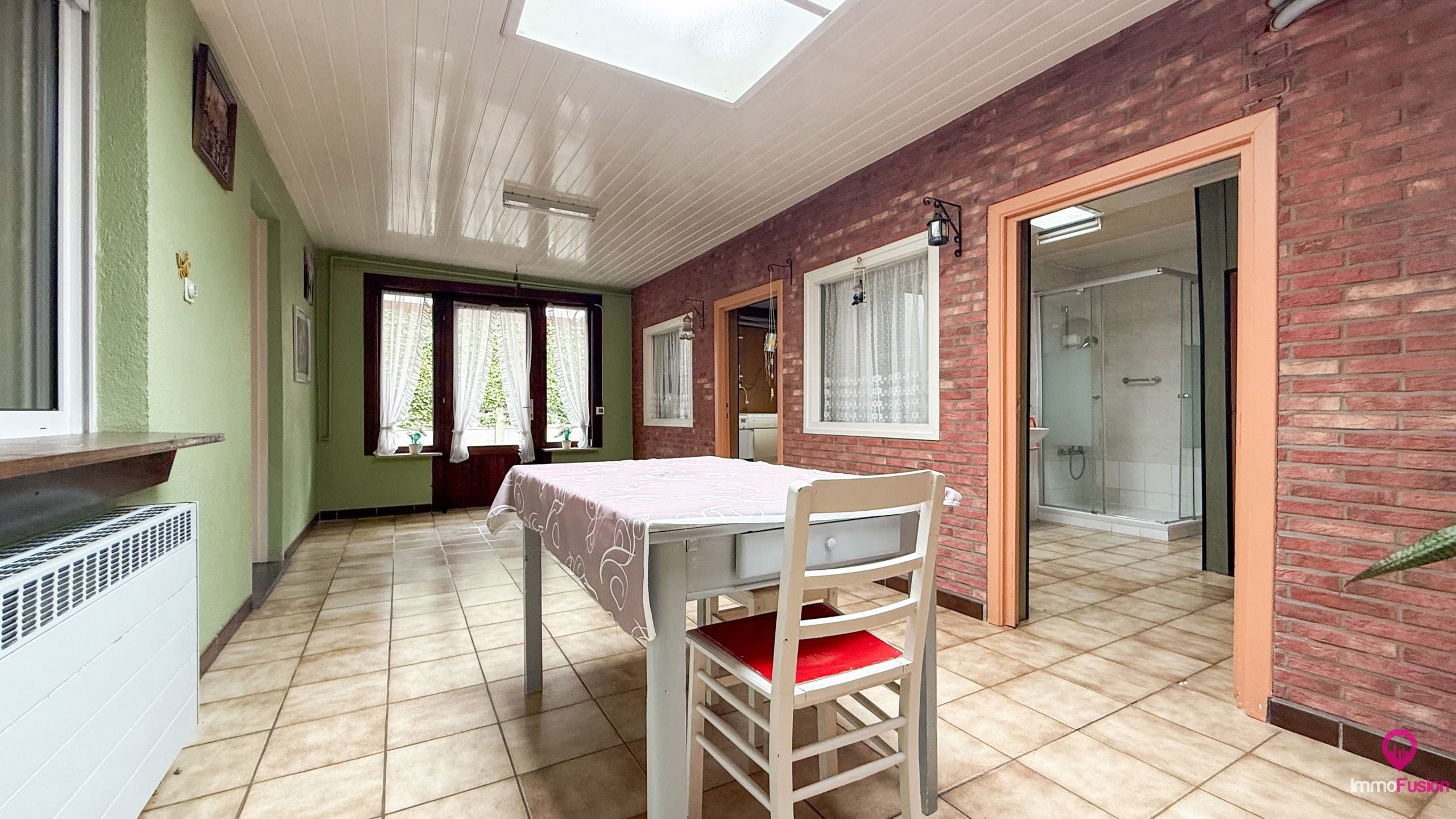 Te vernieuwen woning met 4 slaapkamers en zonnige tuin! foto 12