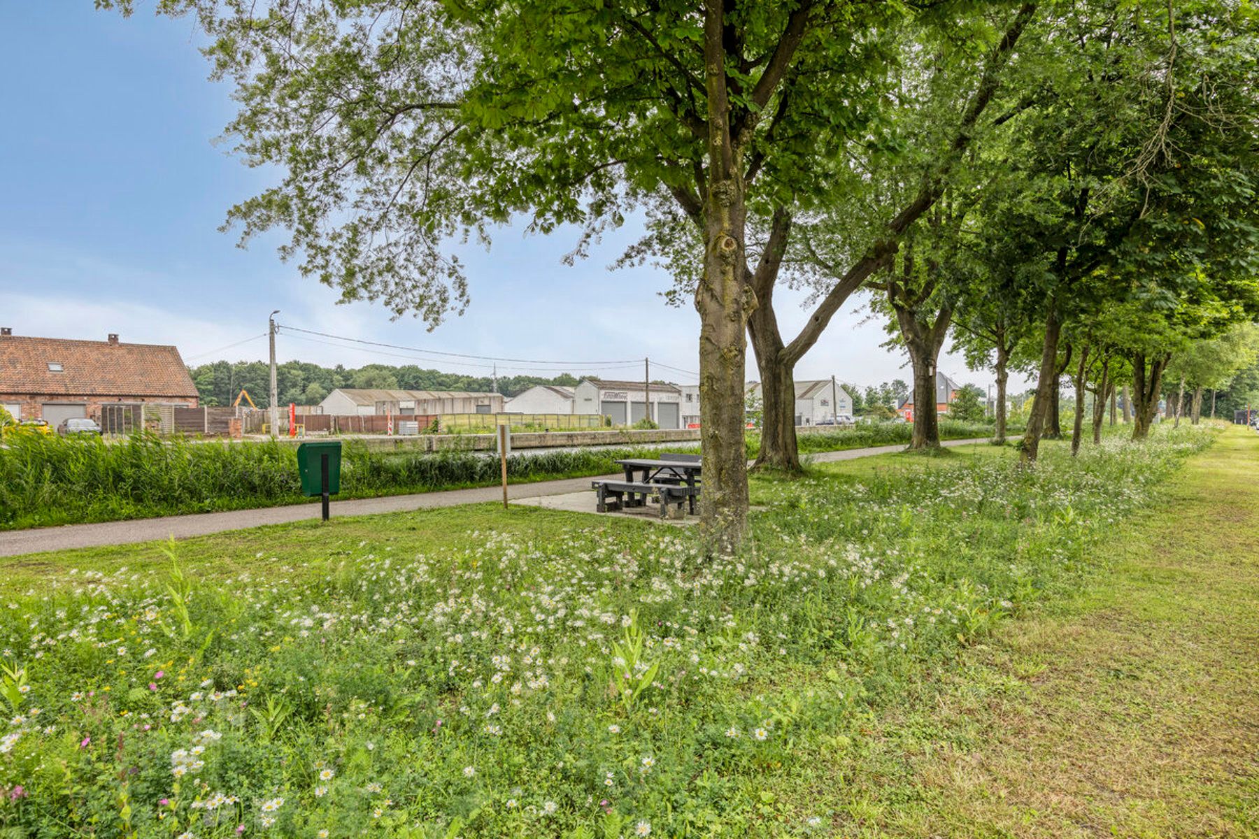 Ruim renovatieproject (226m²) met tuin aan kanaal foto 41