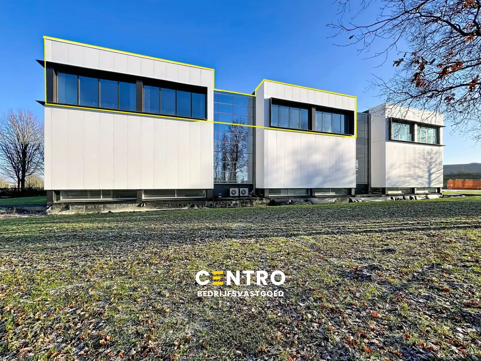 Energiezuinige, vernieuwde SERVICED kantoorruimte met mogelijkheid om een MAGAZIJN (215m²) bij te huren op Ieper Business Park! foto {{pictureIndex}}