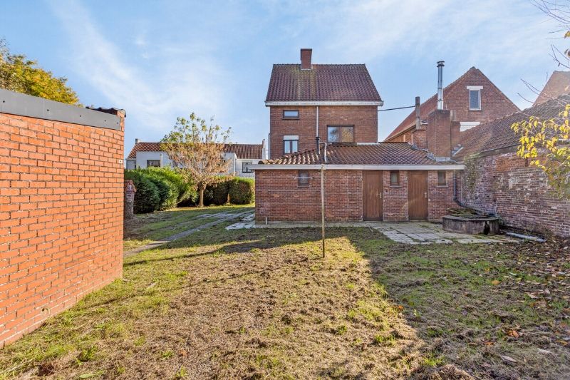 Te renoveren woning met riante tuin en bijgebouwen. foto 16