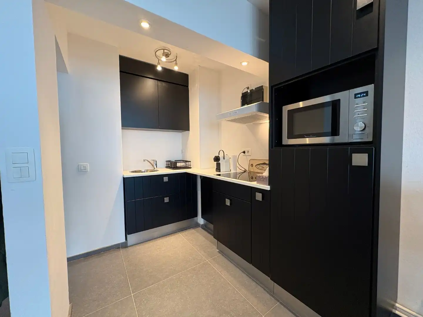 Te koop: gerenoveerde studio met frontaal zeezicht – ideaal als investering* foto 10