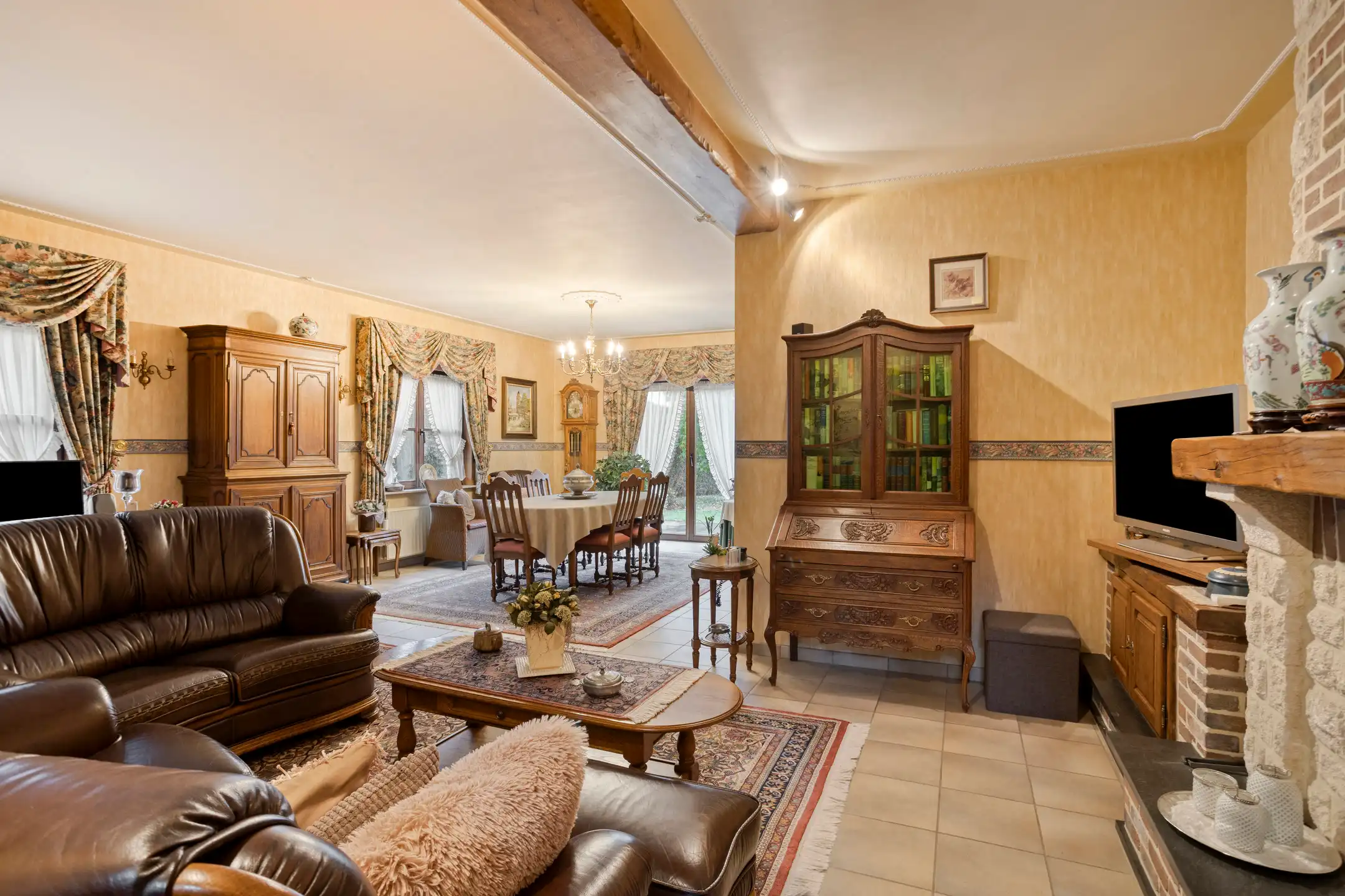 Ruime open bebouwing met 6 slaapkamers foto 4