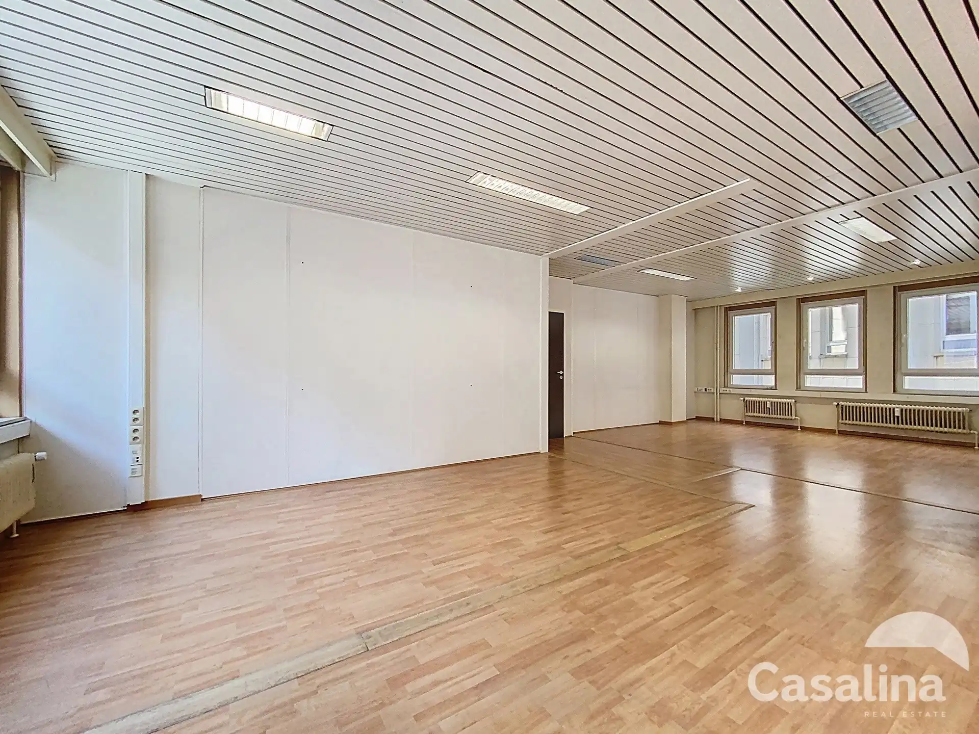 Ruime kantoorruimtes van 564 m², ideaal gelegen met parkings foto 2