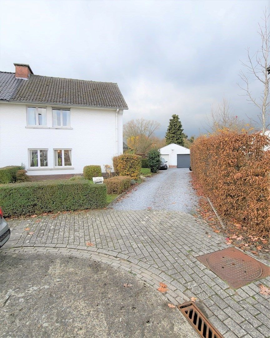 Halfopen bebouwing met garage en schitterende tuin. foto 5