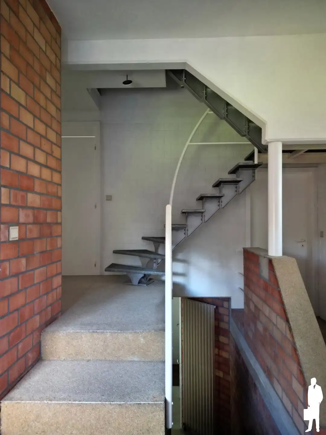 Welgelegen te renoveren villa met 5-7 slpks en 2 badks foto 26