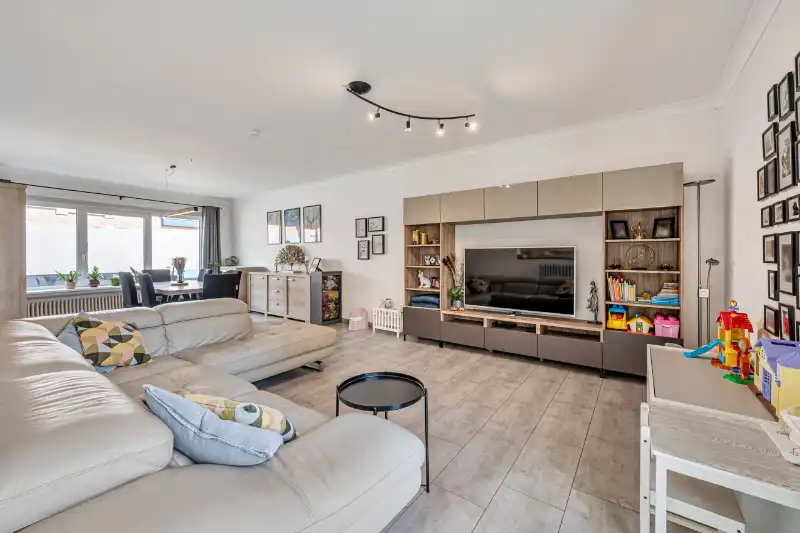 Instapklare gezinswoning met tuin & garage in hartje Dikkelvenne foto 2