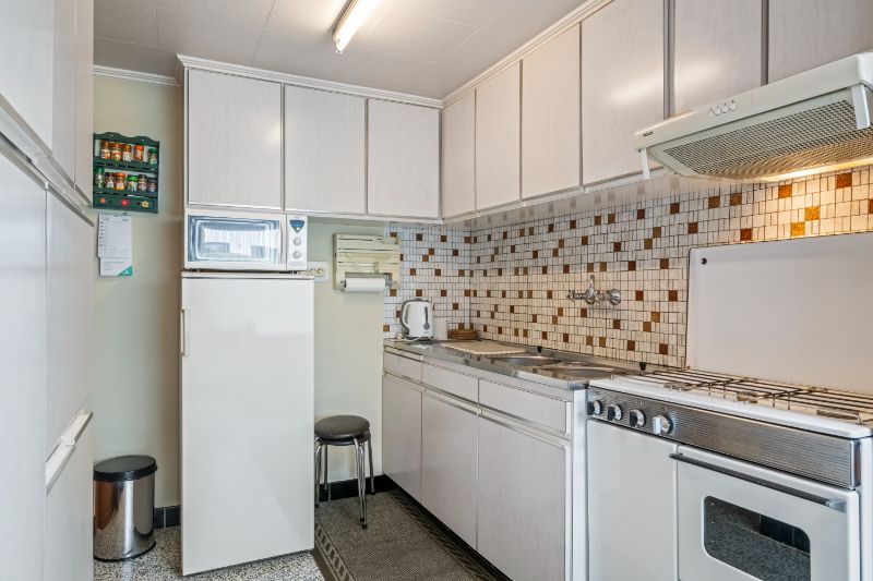 Ledegem-centrum. Sterk gebouwde half open bebouwing met 3 slaapkamers, bijgebouw en extra mogelijkheden. Perceel +/- 346m2. Te vernieuwen ! foto 9