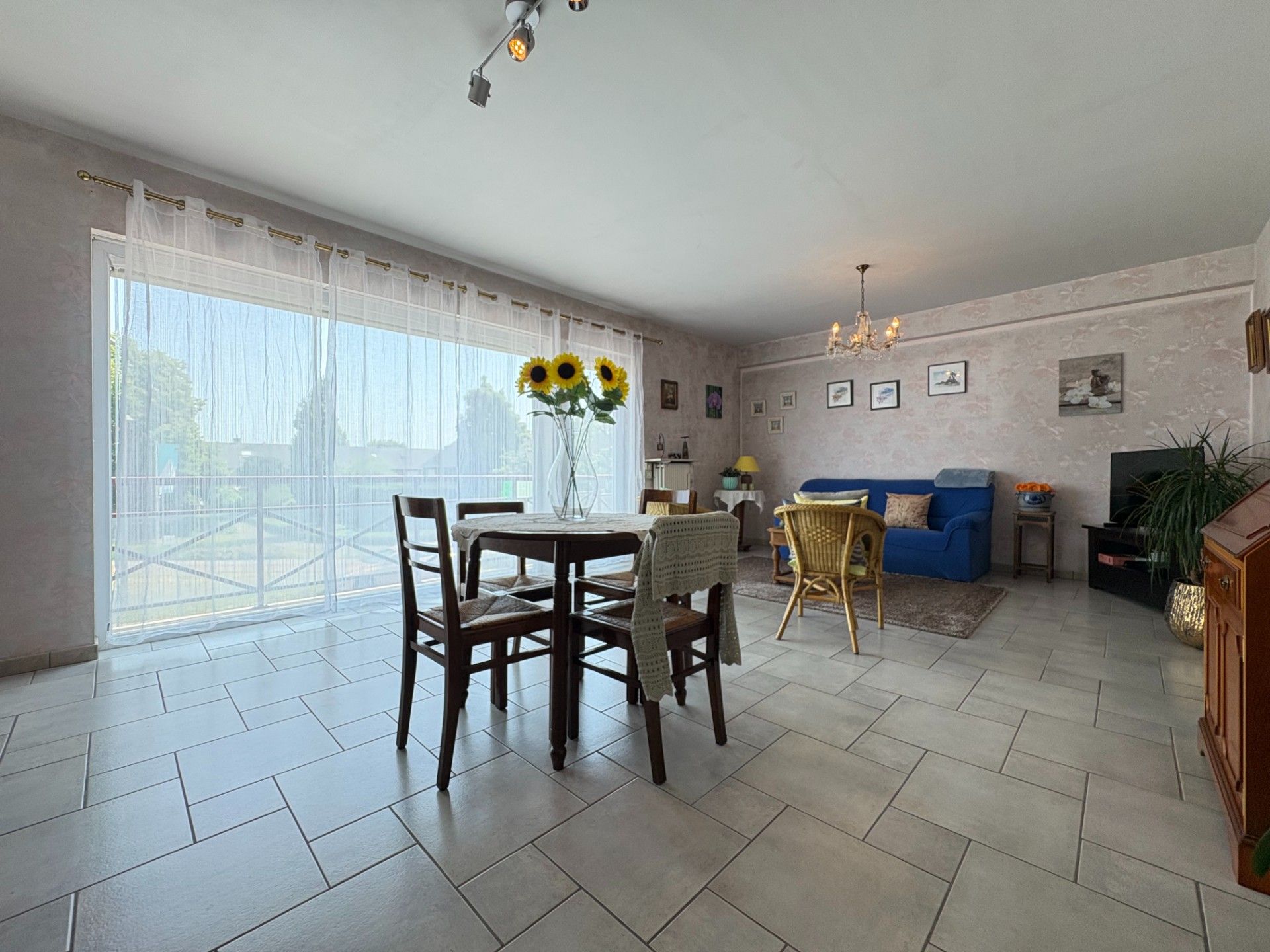 Lichtrijk appartement met 3 slaapkamers en autostaanplaats foto 2