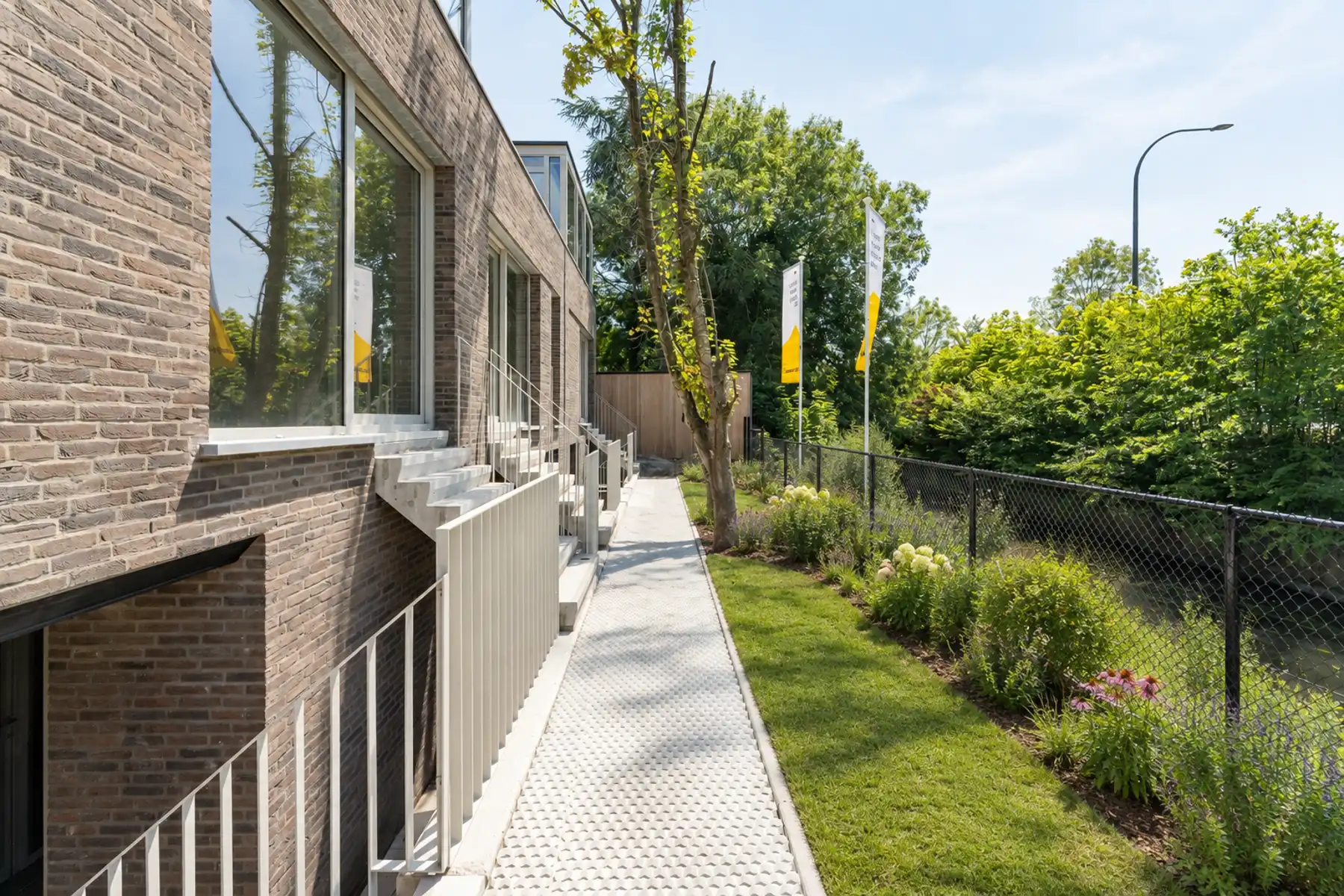 Duplexappartementen langs het Zuidervaartje in Brugge foto {{pictureIndex}}