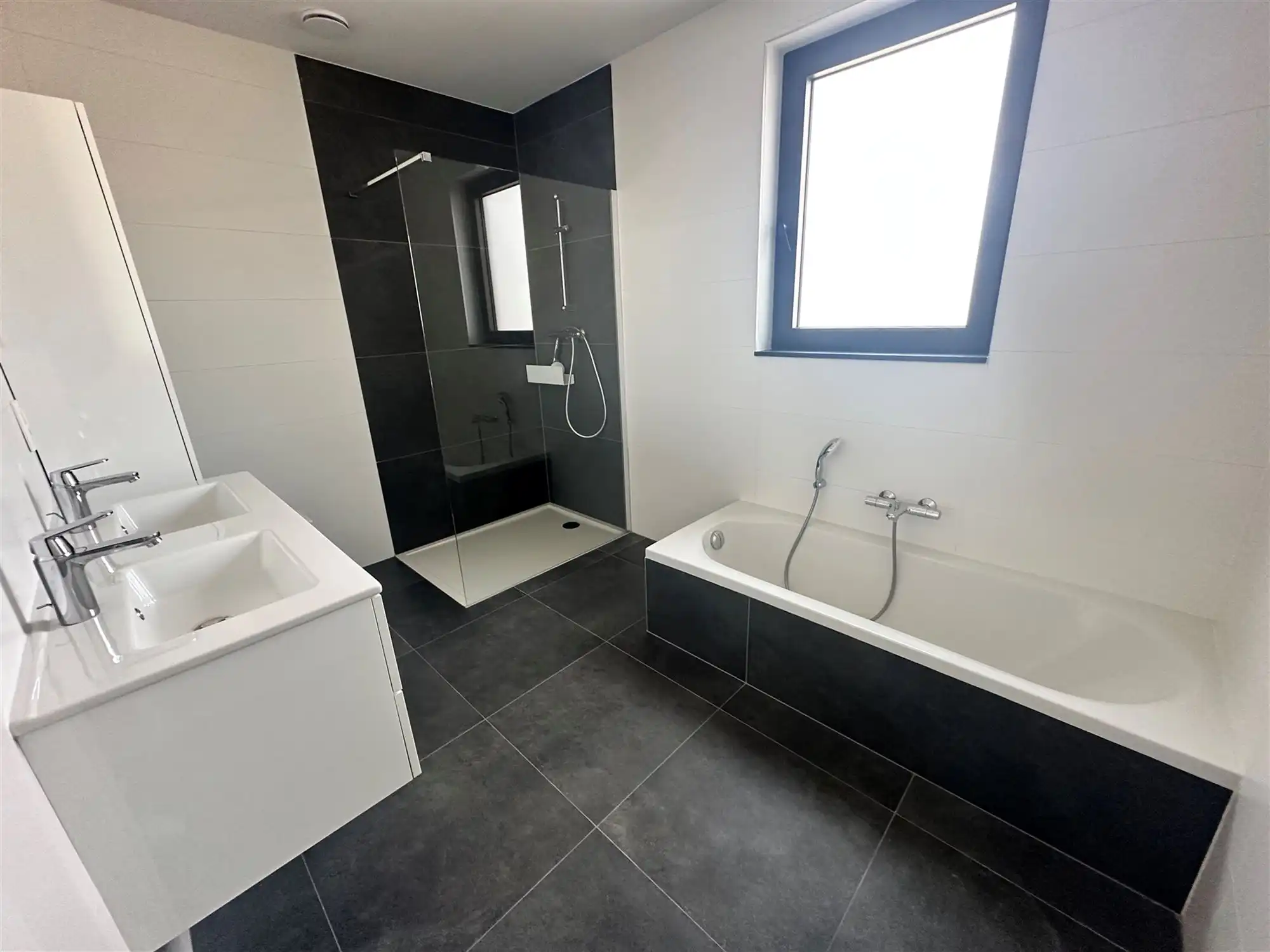 UNIEKE PENTHOUSE MET 2 SLAAPKAMERS, RUIME TERRASSEN EN GARAGE TE PAAL foto 6