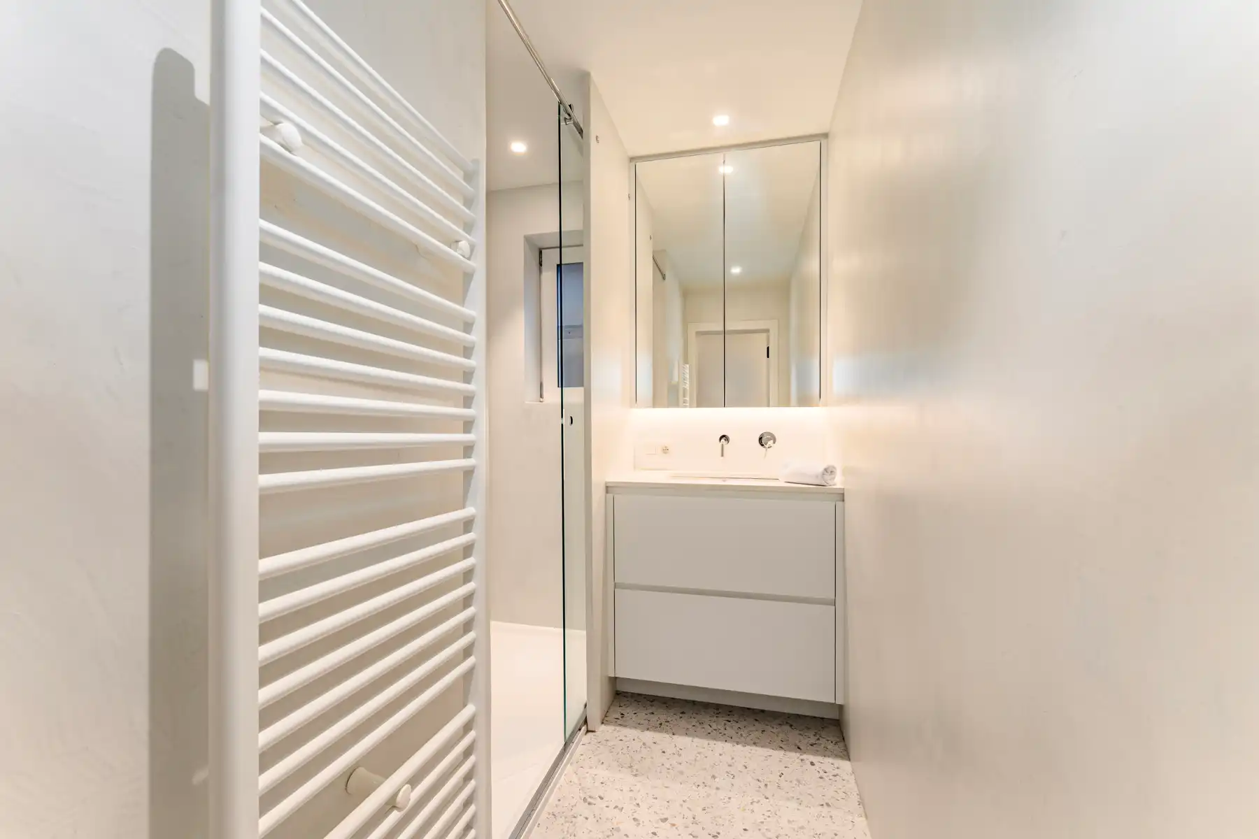 Stijlvol gerenoveerd appartement met zijdelings zeezicht foto 12