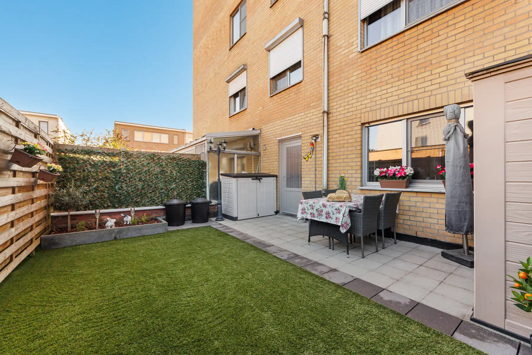 Gelijkvloers appartement met twee onderhoudsvriendelijke tuinen! foto 8