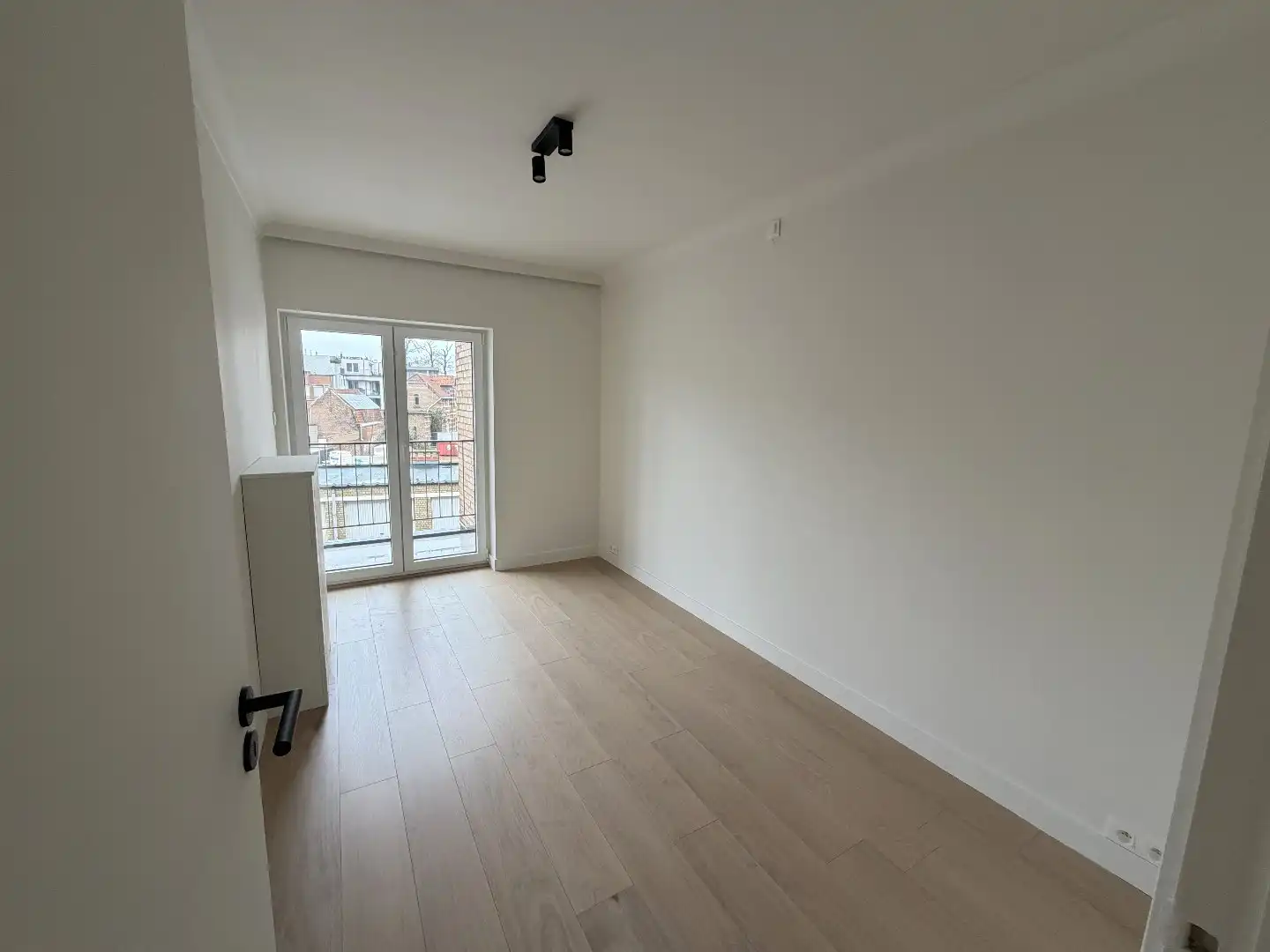 Gerenoveerd appartement met 2 slaapkamers, zonnig terras, kelderberging in Kortrijk foto 7