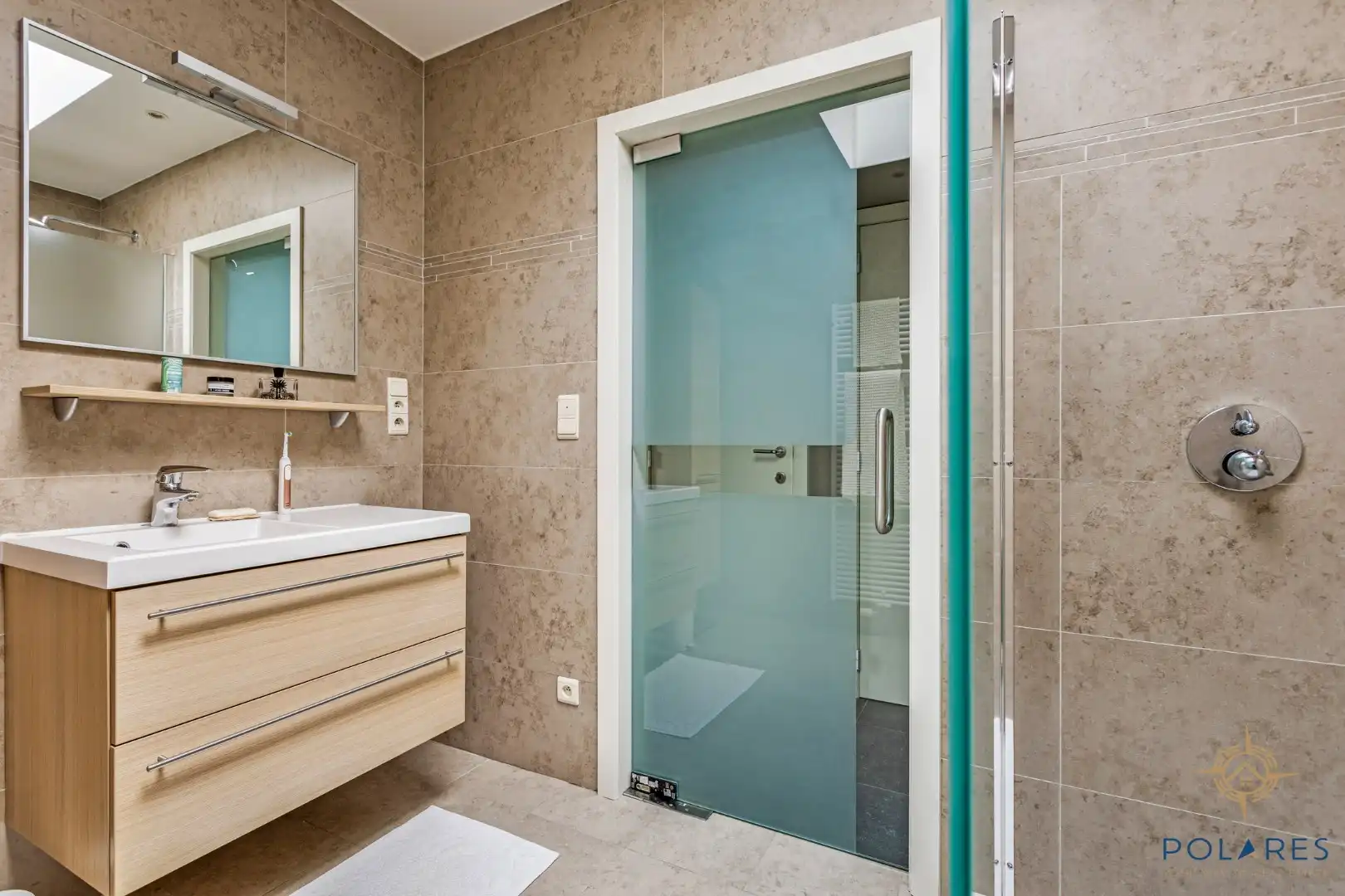 Exclusieve penthouse met groot dakterras en parkeerplaats!  foto 18