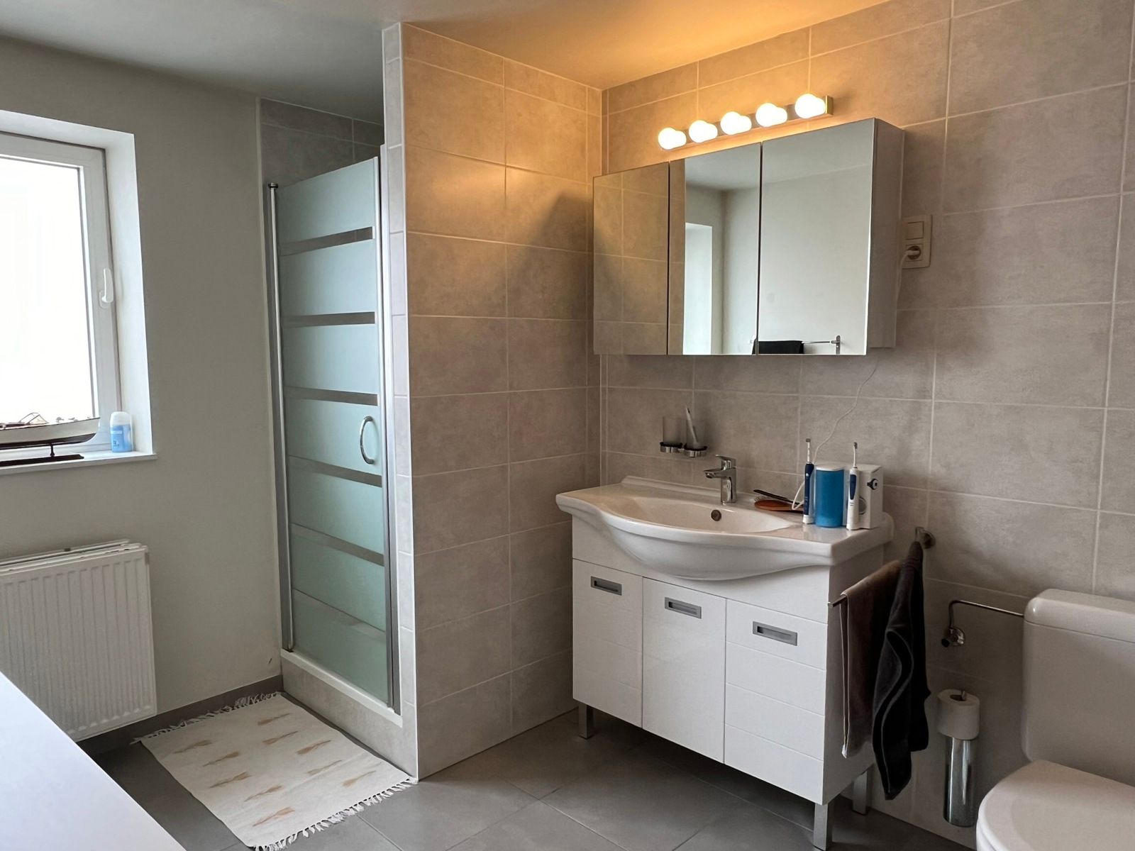 Instapklare gezellige rijwoning in centrum van de stad met binnentuin en garage foto 8