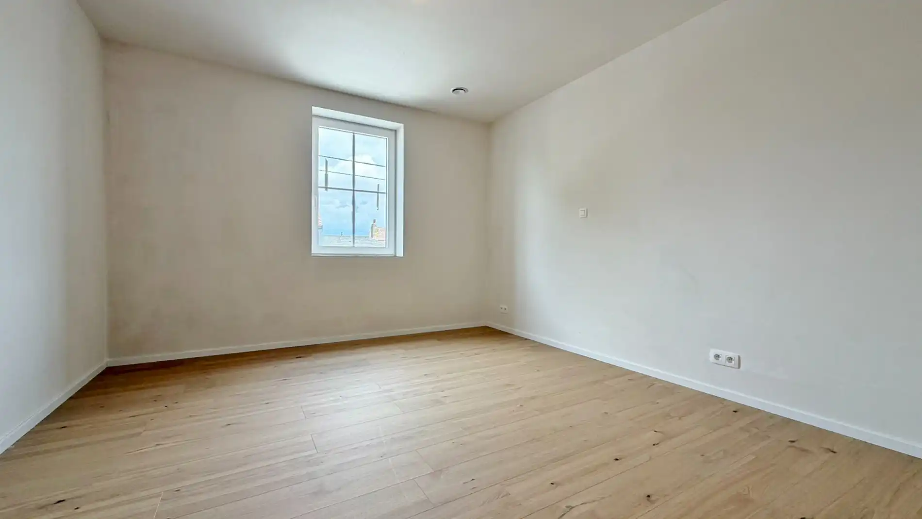 Nieuwbouwwoning met 5 slaapkamers, zonnige tuin en 2 garages te huur foto 8