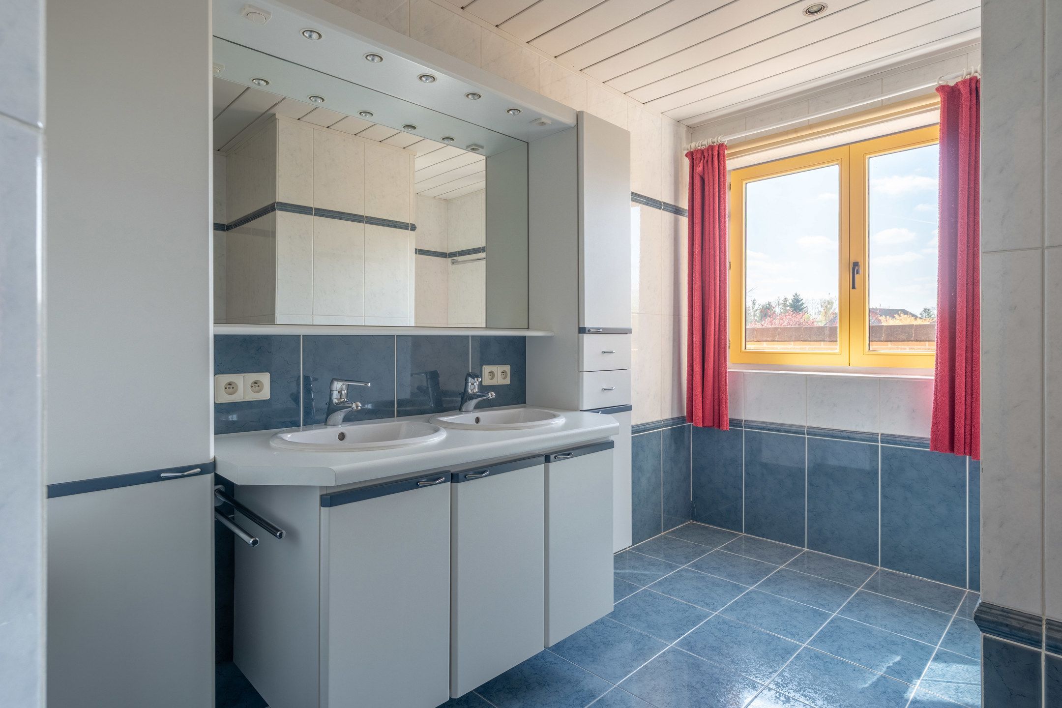 Goed onderhouden villa met 5 slpk's op perceel van 1.060m². foto 26