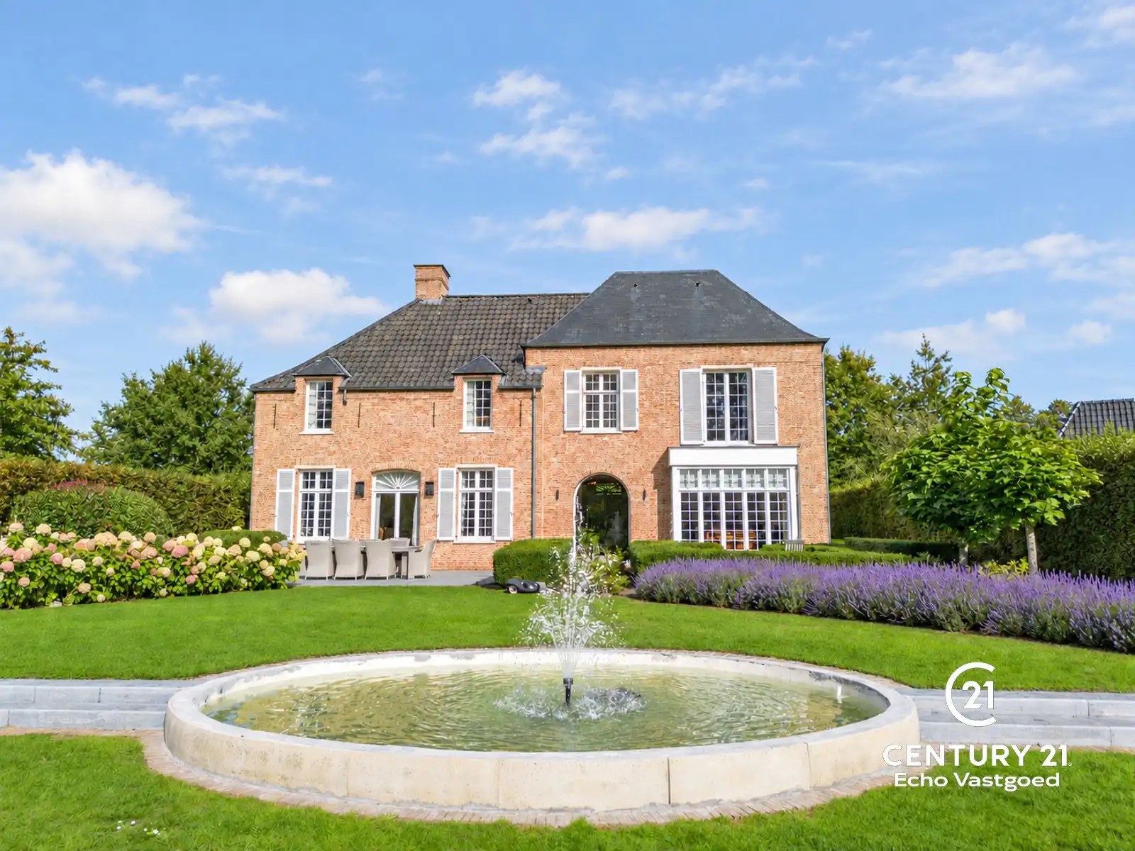 Statige, recente villa met parktuin en tijdloze klasse foto 19