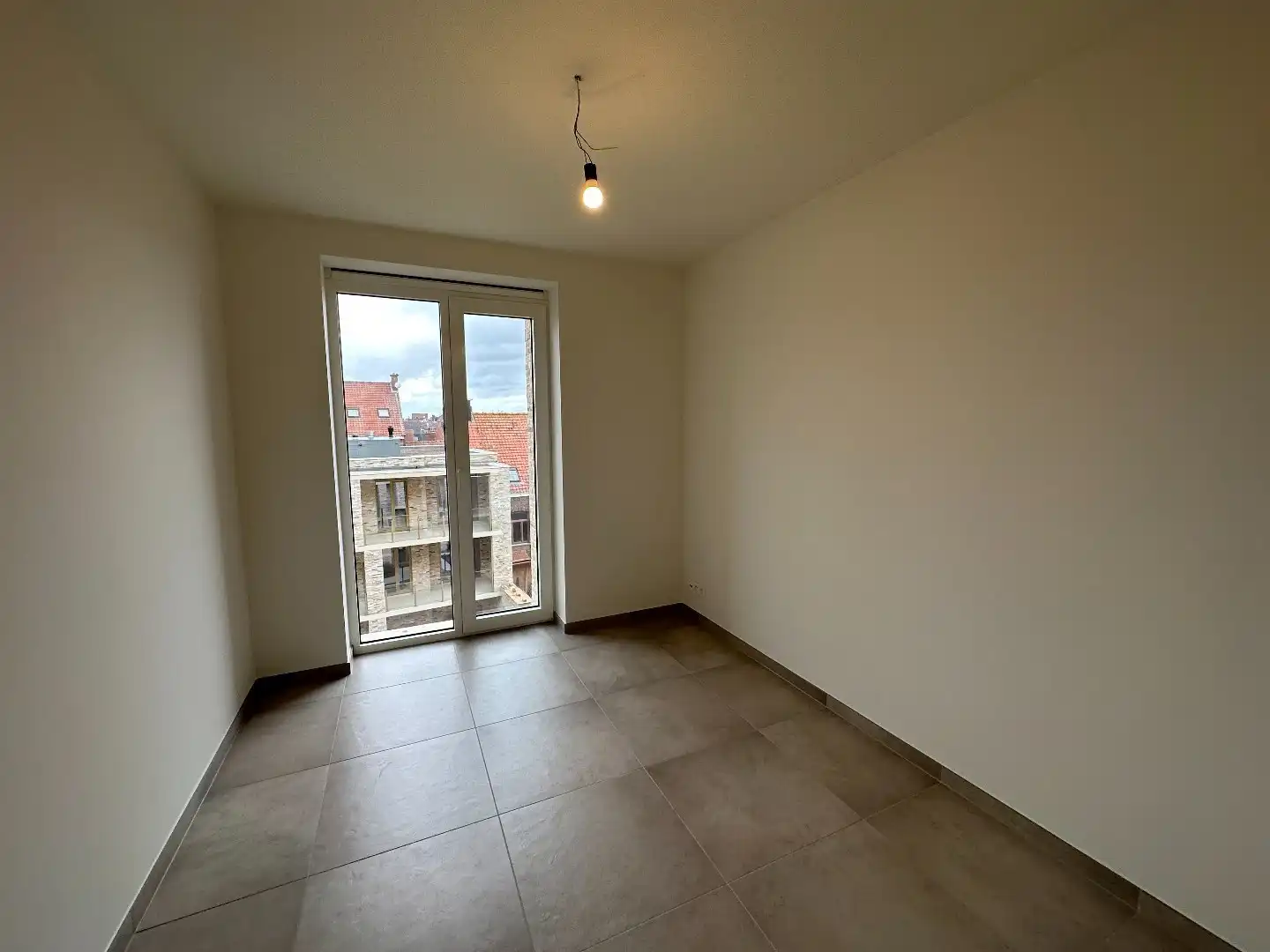 Ruim en energiezuinig 2-slaapkamerappartement met twee terrassen in centrum Ieper! foto 9