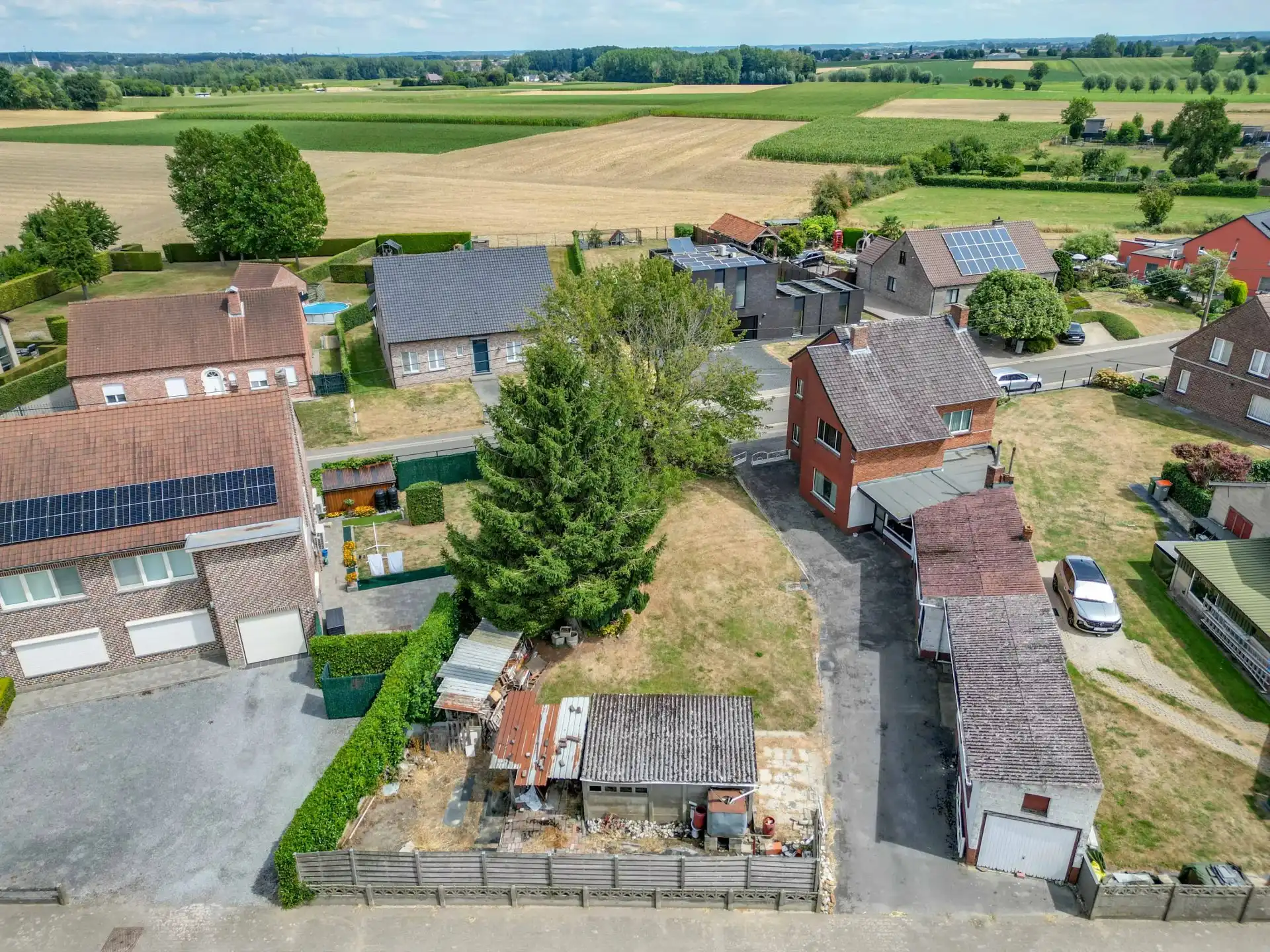 Bouwgrond van 856 m² met af te breken constructie foto 3